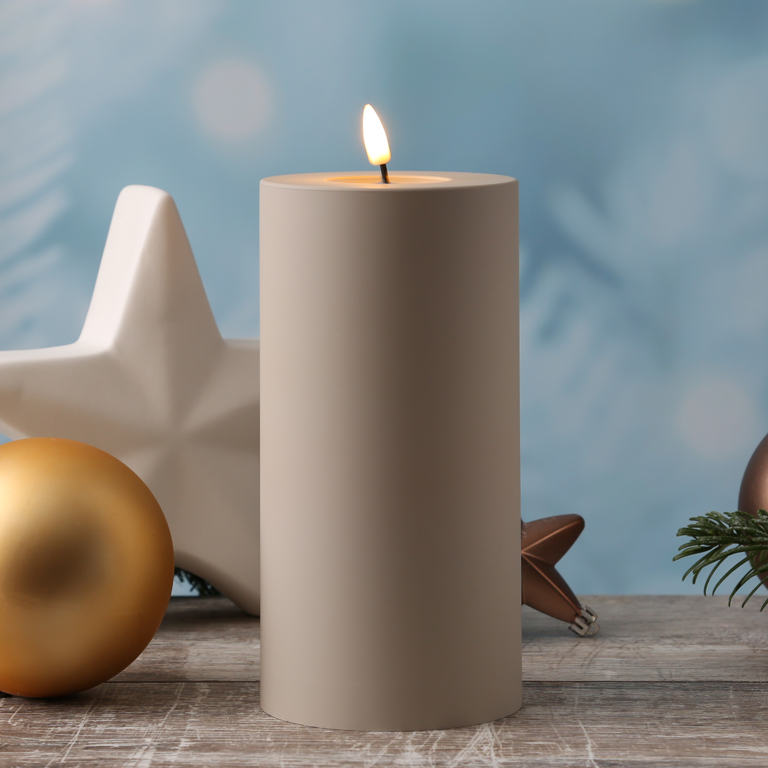 LED Stumpenkerze MIA - Kunststoff - realistische 3D Flamme - H: 20cm - D: 10cm - für Außen - sand LED Stumpenkerze MIA - Kunststoff - realistische 3D Flamme - H: 20cm - D: 10cm - für Außen - sand