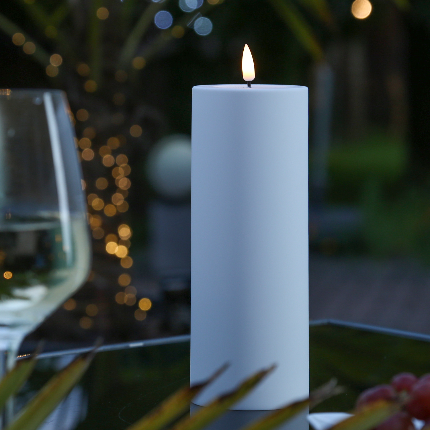 LED Stumpenkerze MIA - Kunststoff - realistische 3D Flamme - H: 20cm - outdoor - weiß LED Stumpenkerze MIA - Kunststoff - realistische 3D Flamme - H: 20cm - outdoor - weiß