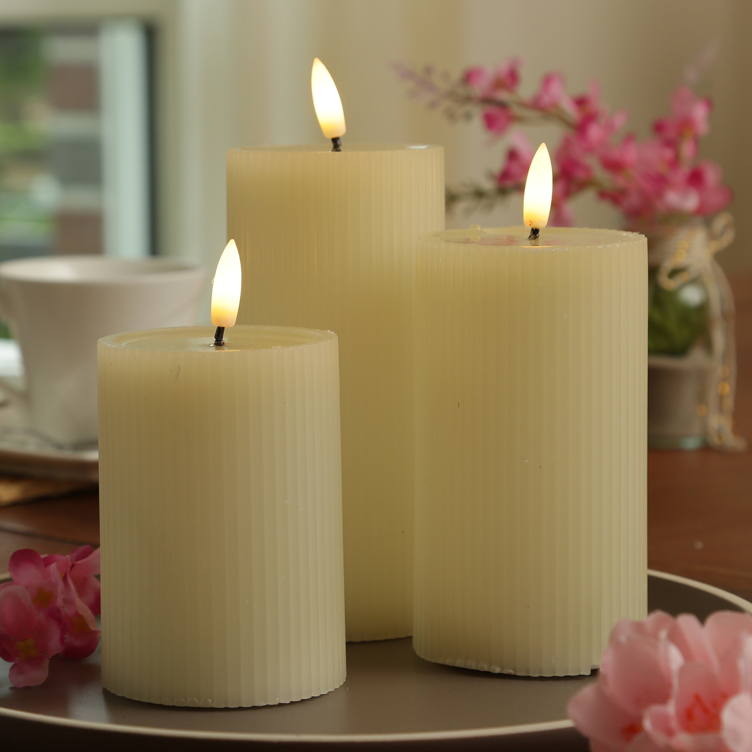 LED Kerze LIV - gerillt - Echtwachs - warmweiße 3D Flamme - H: 18cm - D: 7cm - Timer - creme