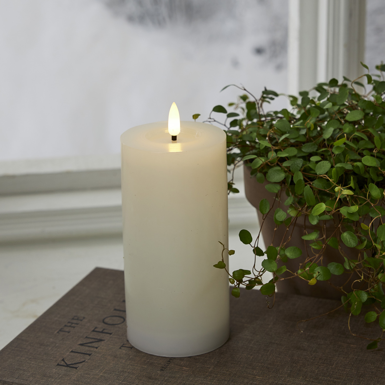 LED Stumpenkerze LINA - Echtwachs - realistische 3D Flamme - H: 17,5cm - Batterie - Timer - weiß