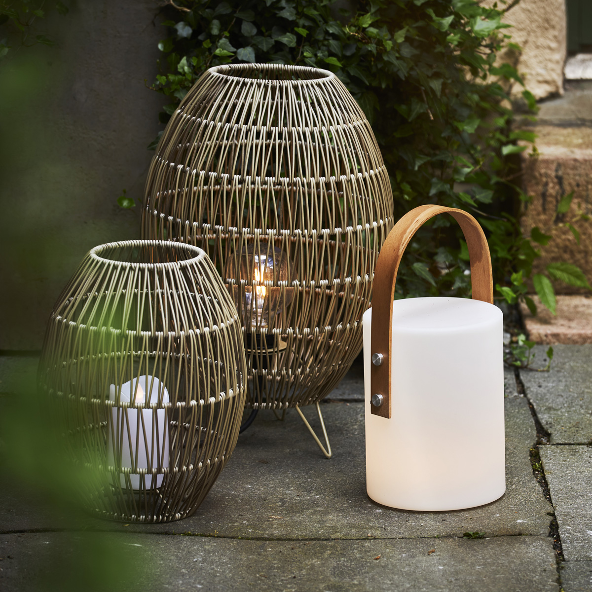 LED Stumpenkerze "Flamme" - Kunststoff - warmweiße 3D Flamme - H: 15cm - Timer - outdoor - weiß LED Stumpenkerze "Flamme" - Kunststoff - warmweiße 3D Flamme - H: 15cm - Timer - outdoor - weiß