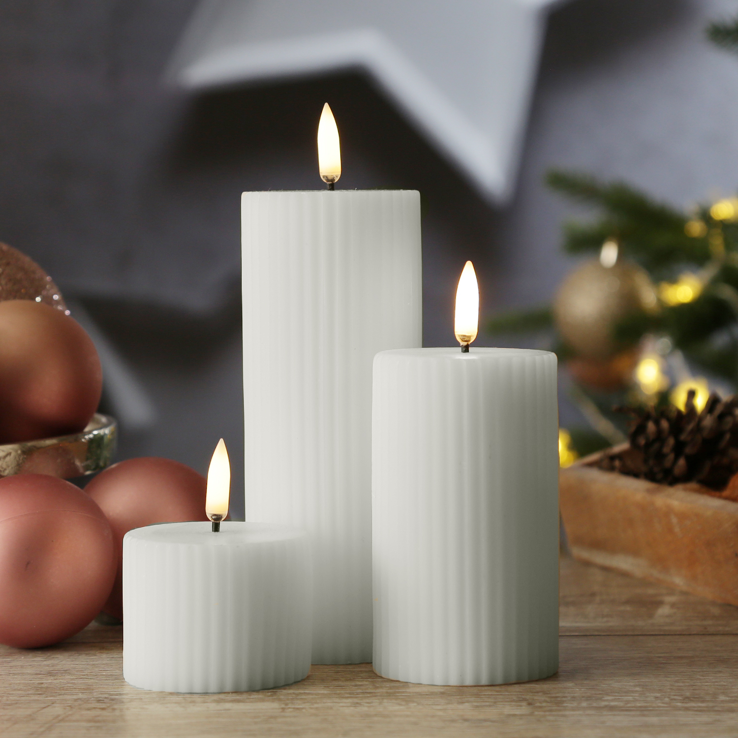 LED Kerze THEA - mit Rillen - Echtwachs - 3D Flamme - D: 5,8cm - H: 10,1cm - Timer - weiß LED Kerze THEA - mit Rillen - Echtwachs - 3D Flamme - D: 5,8cm - H: 10,1cm - Timer - weiß