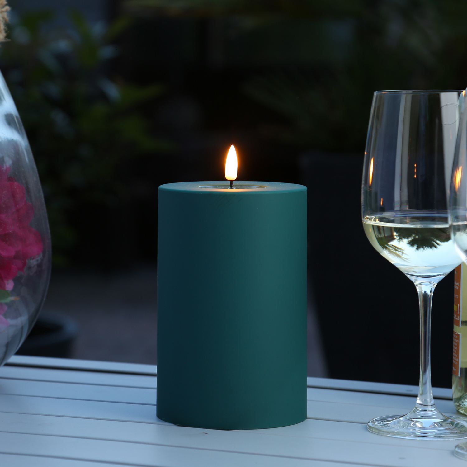 LED Stumpenkerze MIA - Kunststoff - realistische 3D Flamme - H: 15cm - f. Außen - dunkelgrün LED Stumpenkerze MIA - Kunststoff - realistische 3D Flamme - H: 15cm - f. Außen - dunkelgrün