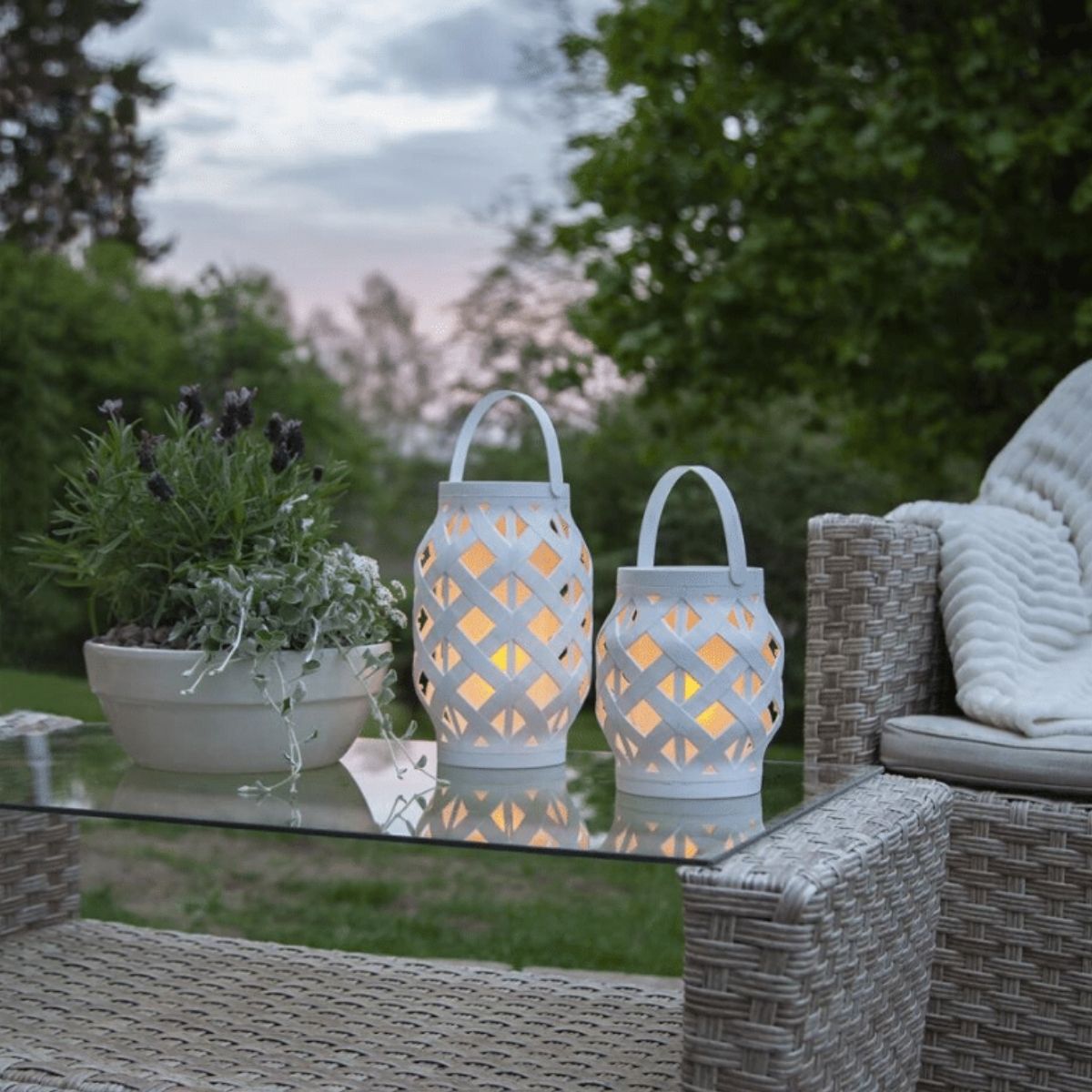 LED Laterne "Flame" - LED mit bewegtem Feuereffekt - H: 16cm, D: 14cm - Timer - weiß LED Laterne "Flame" - LED mit bewegtem Feuereffekt - H: 16cm, D: 14cm - Timer - weiß