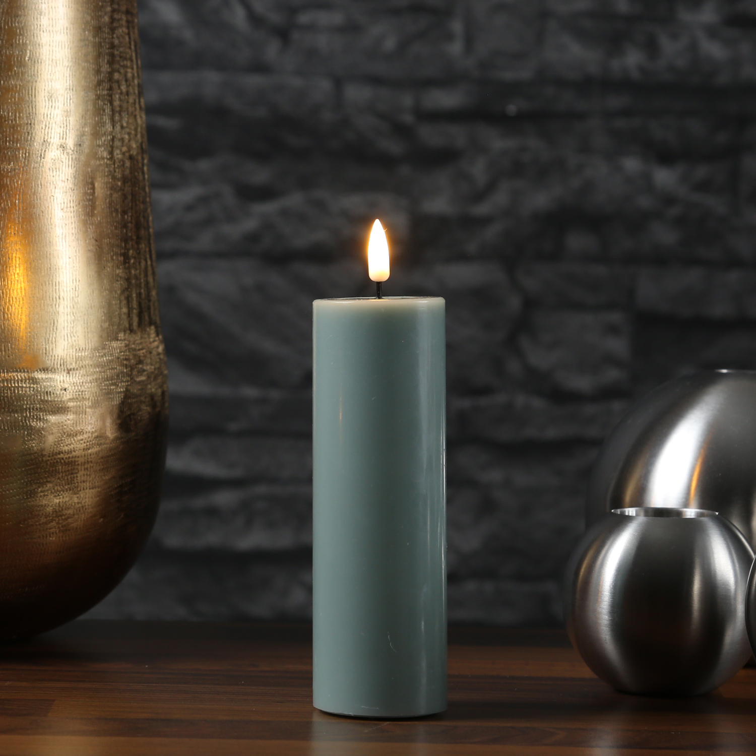 LED Stumpenkerze MIA - Echtwachs - realistische 3D Flamme - H: 15cm - D: 5cm - salbeigrün LED Stumpenkerze MIA - Echtwachs - realistische 3D Flamme - H: 15cm - D: 5cm - salbeigrün