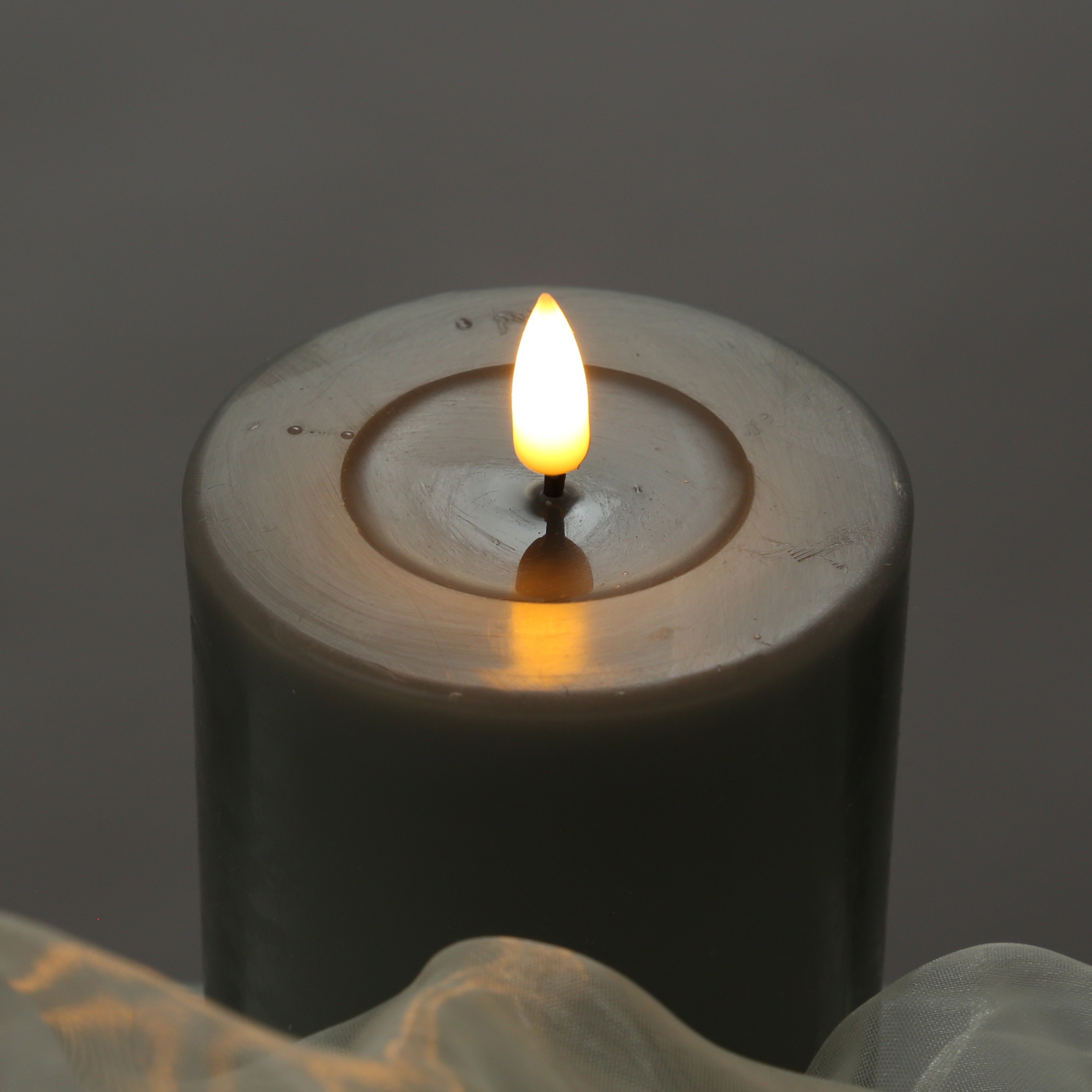 LED Stumpenkerze MIA - Echtwachs - realistische 3D Flamme - H: 20cm D: 5cm - Batterie - grau LED Stumpenkerze MIA - Echtwachs - realistische 3D Flamme - H: 20cm D: 5cm - Batterie - grau