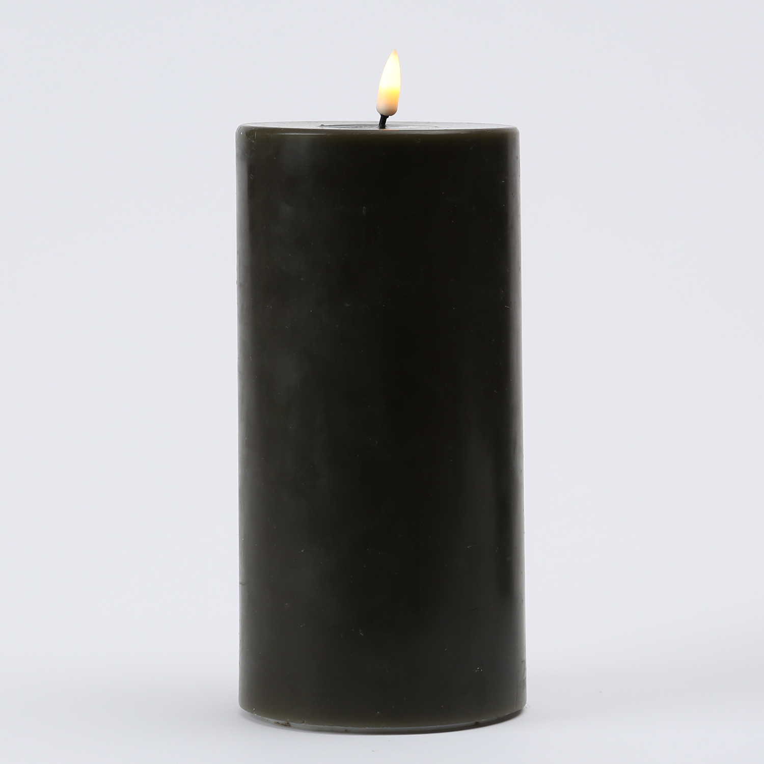 LED Stumpenkerze MIA - Echtwachs - realistische 3D Flamme - H: 20cm - D: 10cm - dunkelgrün LED Stumpenkerze MIA - Echtwachs - realistische 3D Flamme - H: 20cm - D: 10cm - dunkelgrün