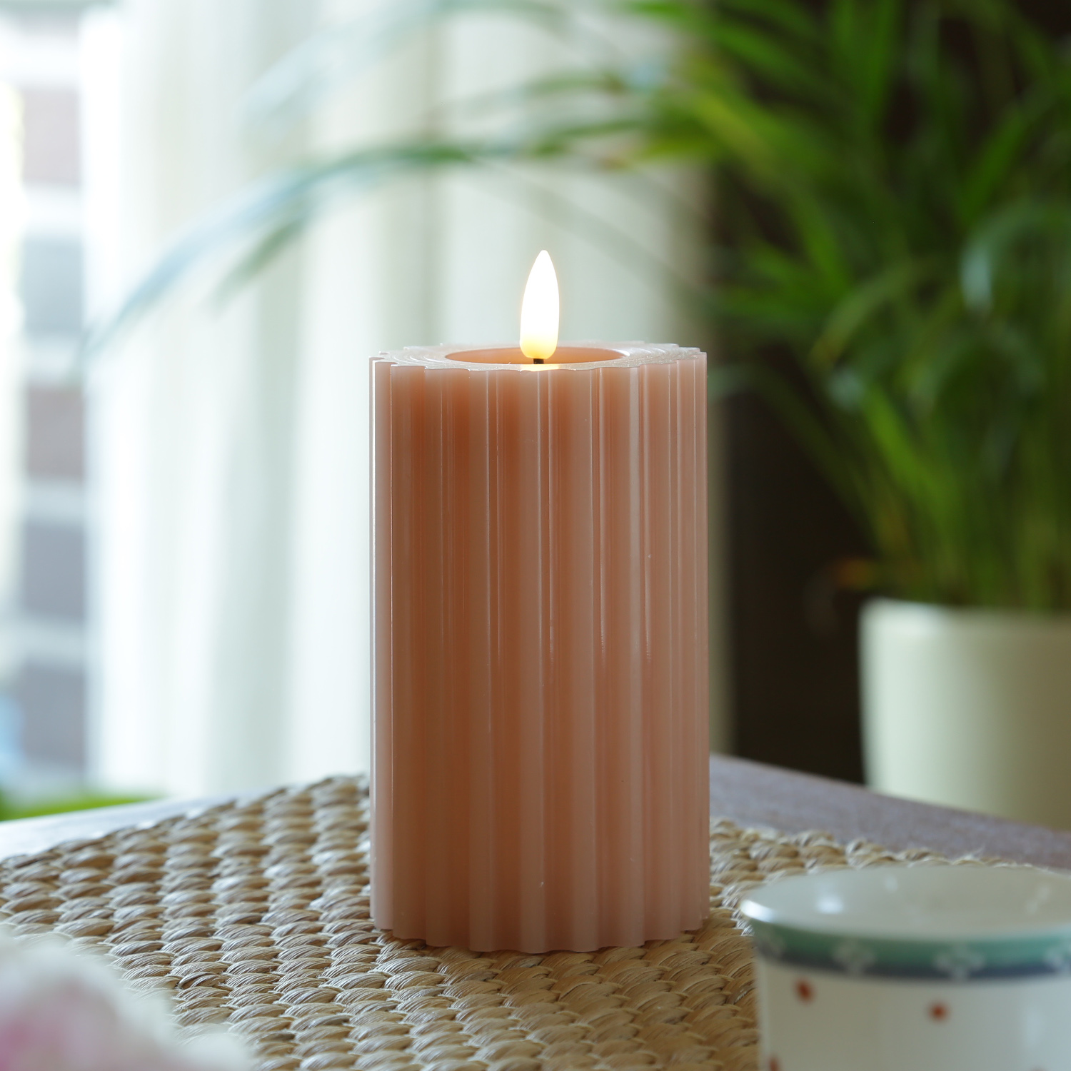 LED Kerze LIV - gerillt - Echtwachs - warmweiße 3D Flamme - H: 14,5cm - D: 7,5cm - Timer - altrosa LED Kerze LIV - gerillt - Echtwachs - warmweiße 3D Flamme - H: 14,5cm - D: 7,5cm - Timer - altrosa