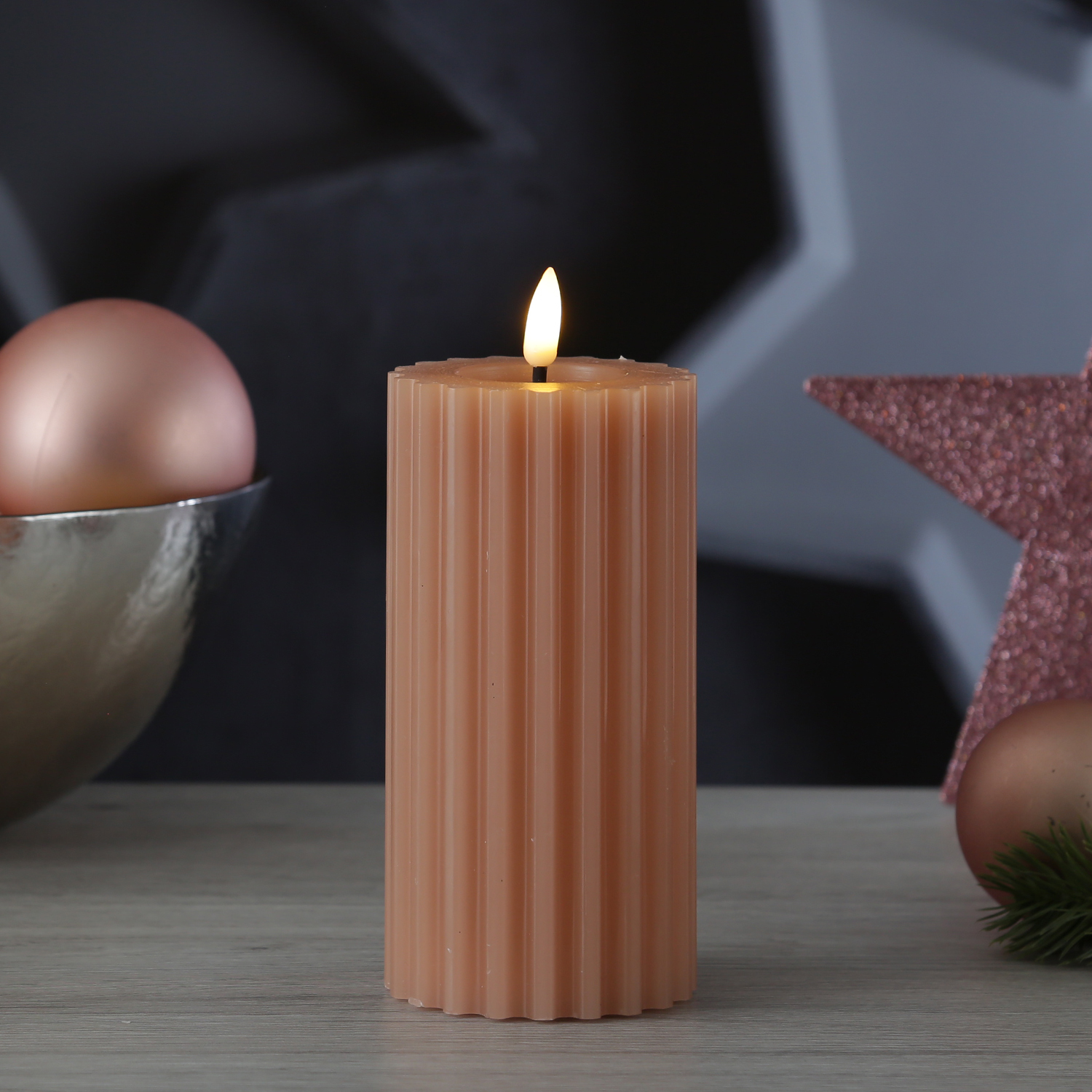 LED Kerze LIV - gerillt - Echtwachs - warmweiße 3D Flamme - H: 17,5cm - D: 7,5cm - Timer - altrosa LED Kerze LIV - gerillt - Echtwachs - warmweiße 3D Flamme - H: 17,5cm - D: 7,5cm - Timer - altrosa