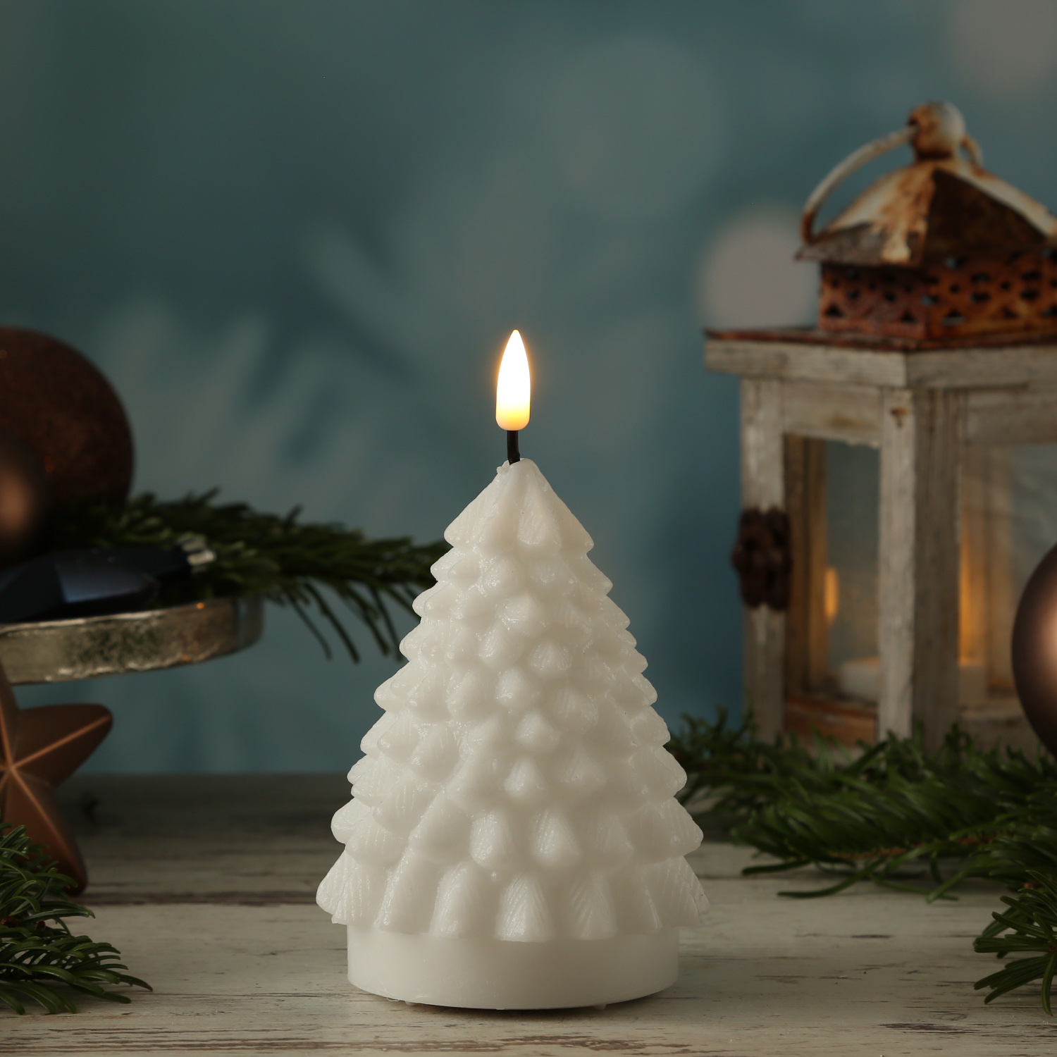 LED Kerze Tannenbaum - Echtwachs - flackernde 3D Flamme - H: 11cm - D: 8cm - weiß