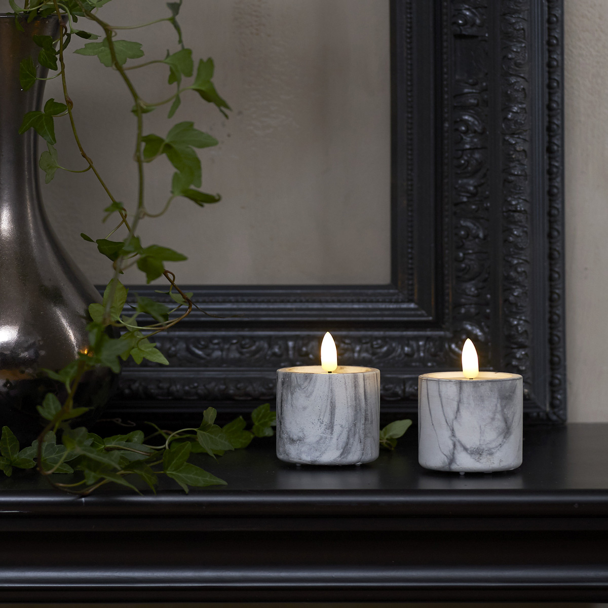 LED Stumpenkerzen "Flamme" - Marmoroptik - Echtwachs - realistische Flamme - Timer - H:9cm - 2er Set LED Stumpenkerzen "Flamme" - Marmoroptik - Echtwachs - realistische Flamme - Timer - H:9cm - 2er Set