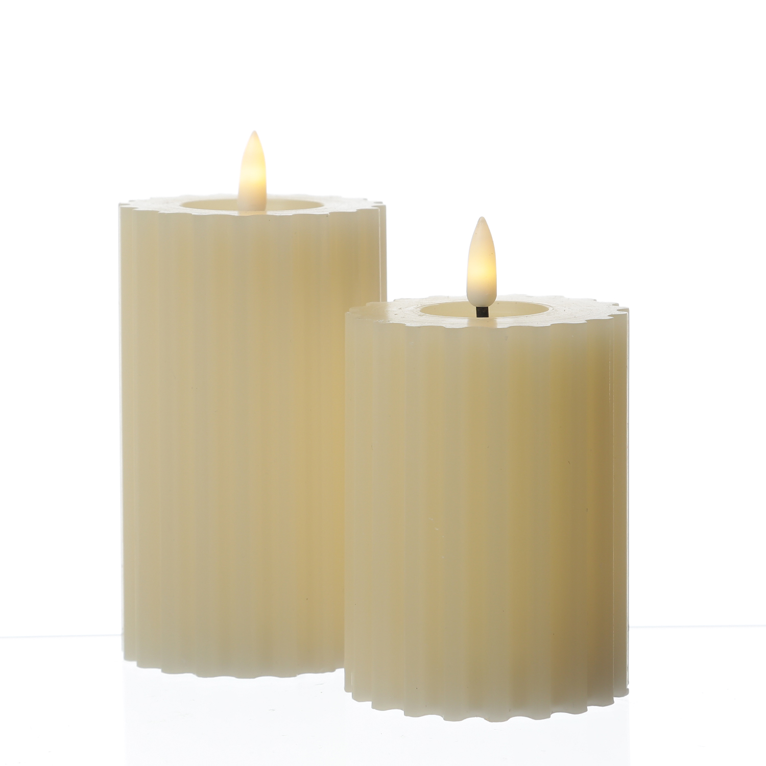 LED Kerze LIV - gerillt - Echtwachs - warmweisse 3D Flamme - H- 14-5cm - D- 7-5cm - Timer - creme LED Kerze LIV - gerillt - Echtwachs - warmweisse 3D Flamme - H- 14-5cm - D- 7-5cm - Timer - creme