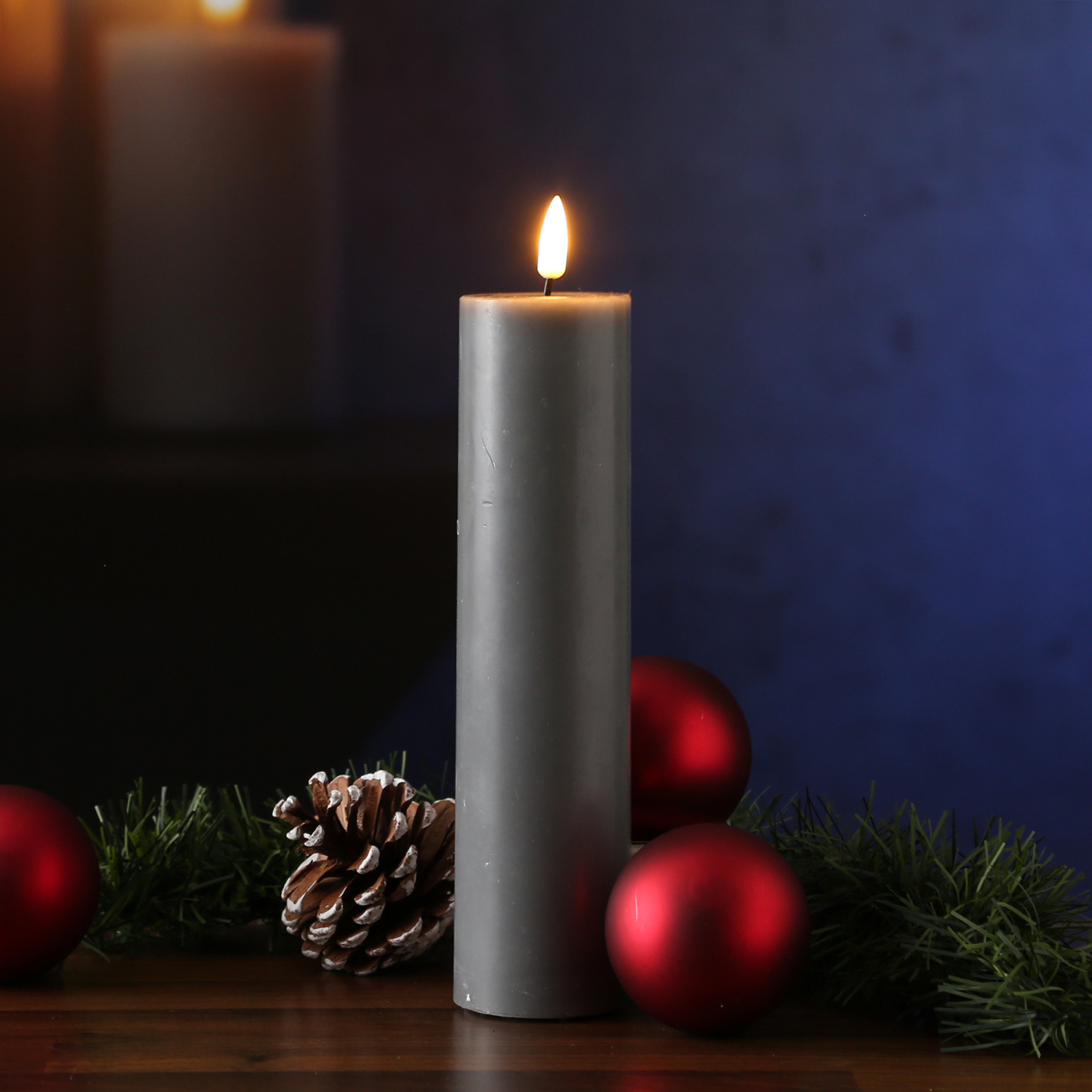 LED Stumpenkerze MIA - Echtwachs - realistische 3D Flamme - H: 20cm D: 5cm - Batterie - grau LED Stumpenkerze MIA - Echtwachs - realistische 3D Flamme - H: 20cm D: 5cm - Batterie - grau