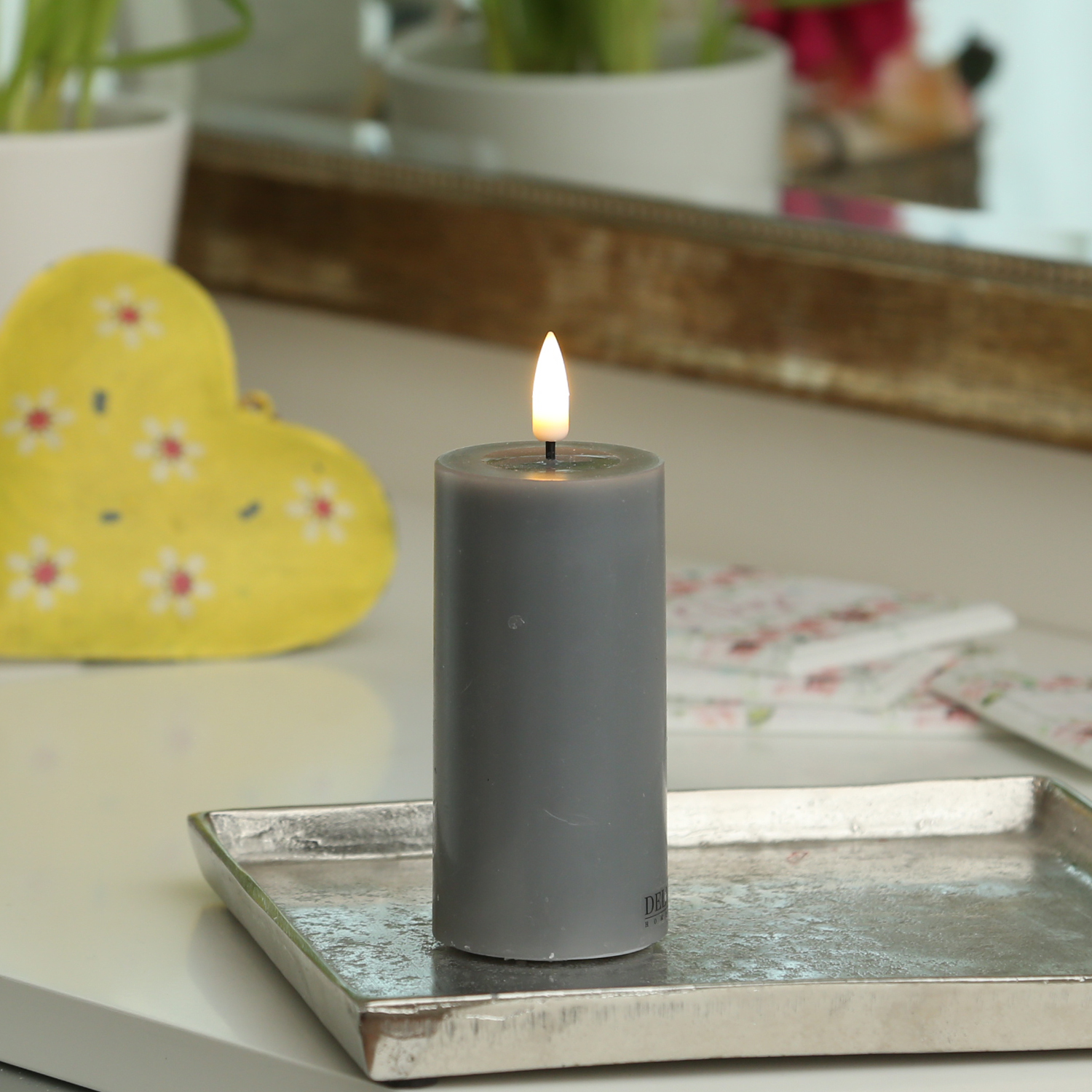 LED Stumpenkerze MIA - Echtwachs - realistische 3D Flamme - H: 10cm D: 5cm - Batterie - grau LED Stumpenkerze MIA - Echtwachs - realistische 3D Flamme - H: 10cm D: 5cm - Batterie - grau