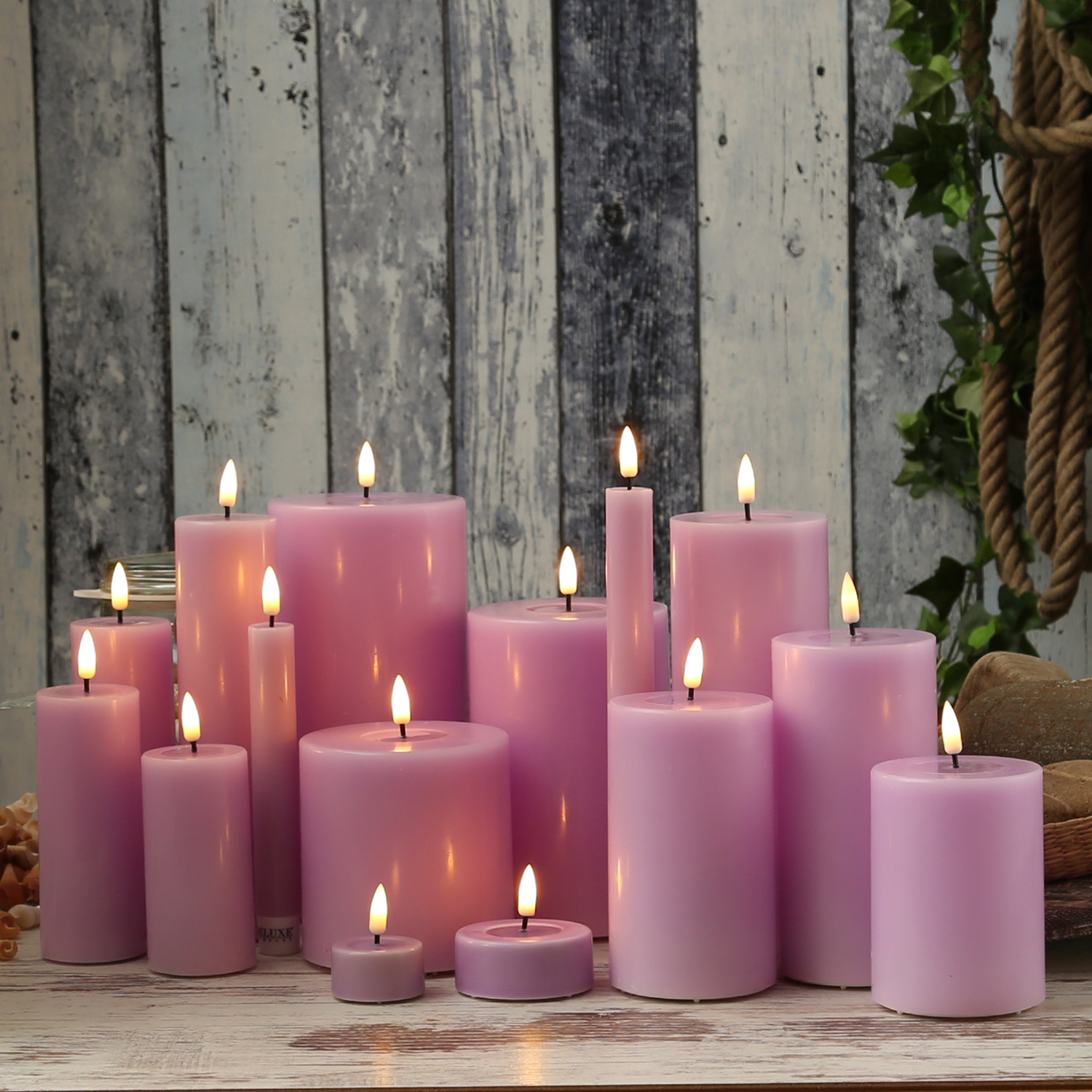 LED Stumpenkerze MIA - Echtwachs - realistische 3D Flamme - H: 20cm - D: 7,5cm - lavendel LED Stumpenkerze MIA - Echtwachs - realistische 3D Flamme - H: 20cm - D: 7,5cm - lavendel