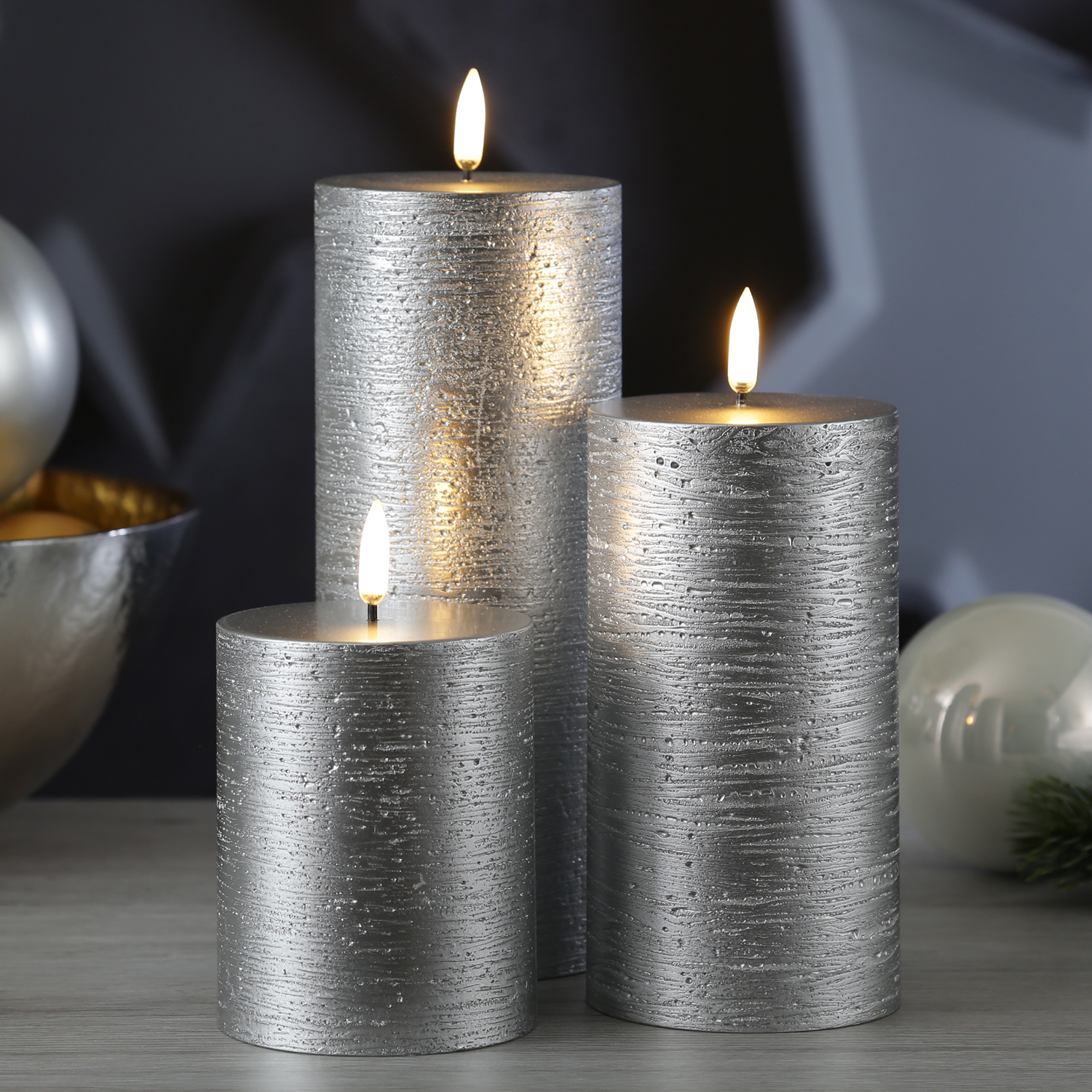 LED Kerze PIA - Rustik-Optik - Echtwachs - H: 15cm - D: 7,8cm - Timer - bis zu 1000 Std. - silber LED Kerze PIA - Rustik-Optik - Echtwachs - H: 15cm - D: 7,8cm - Timer - bis zu 1000 Std. - silber