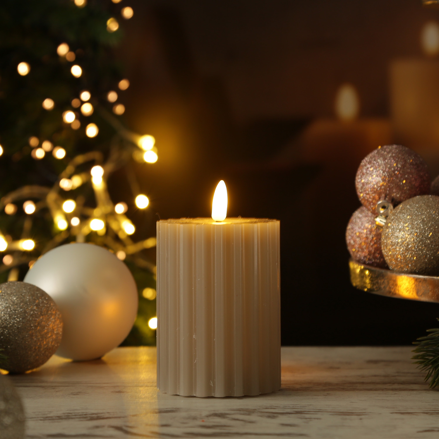 LED Kerze LIV - gerillt - Echtwachs - warmweiße 3D Flamme - H: 12cm - D: 7,5cm - Timer - grau LED Kerze LIV - gerillt - Echtwachs - warmweiße 3D Flamme - H: 12cm - D: 7,5cm - Timer - grau