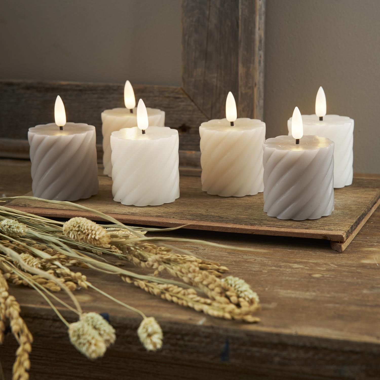 LED Stumpenkerze SWIRL - Echtwachs - warmweiße3D Flamme - 7,5cm - Batterie - Timer - beige - 2er Set