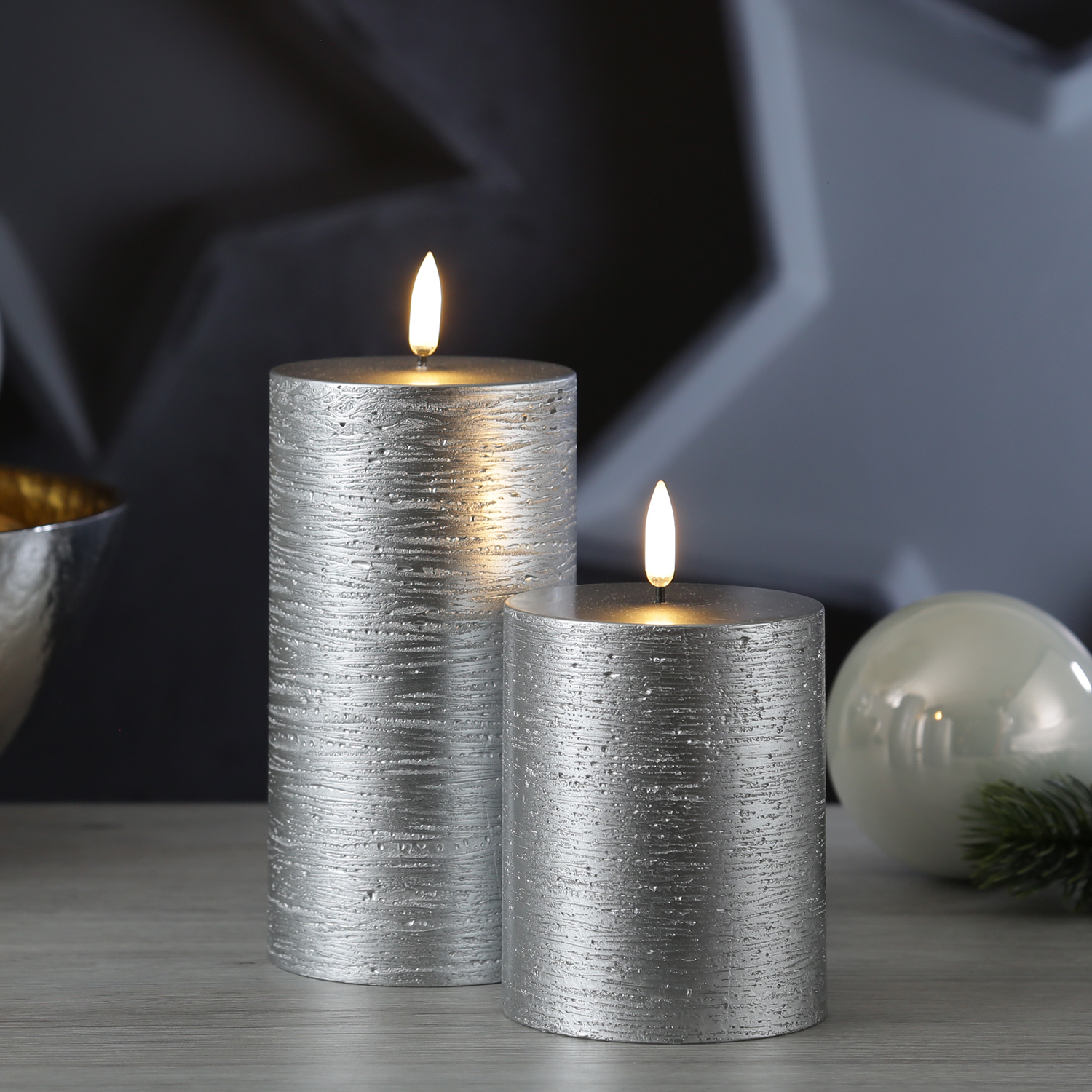 LED Kerze PIA - Rustik-Optik - Echtwachs - H: 15cm - D: 7,8cm - Timer - bis zu 1000 Std. - silber LED Kerze PIA - Rustik-Optik - Echtwachs - H: 15cm - D: 7,8cm - Timer - bis zu 1000 Std. - silber
