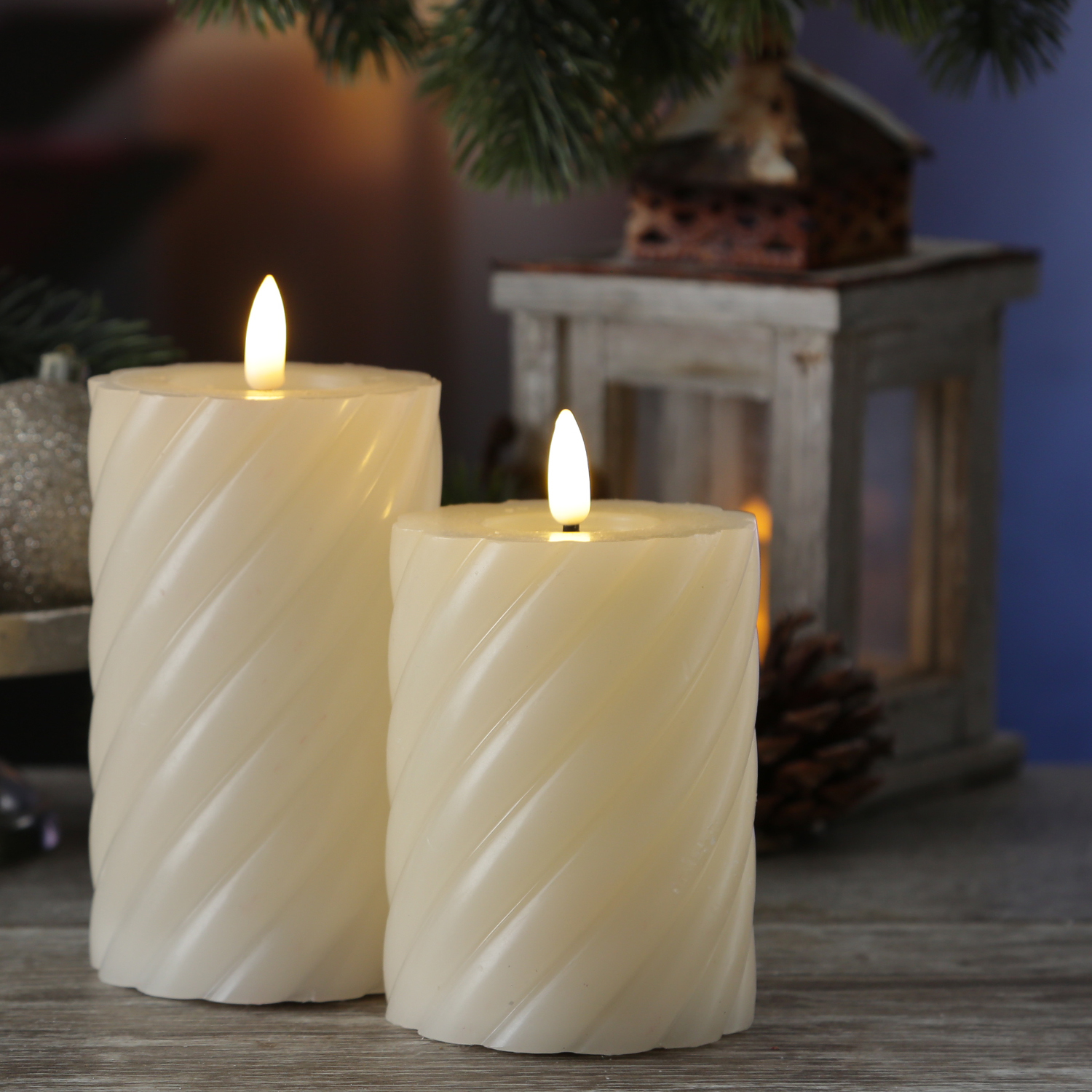 LED Stumpenkerze TWIST - Echtwachs - warmweiße 3D Flamme - H: 12,5cm - Batterie - Timer - creme