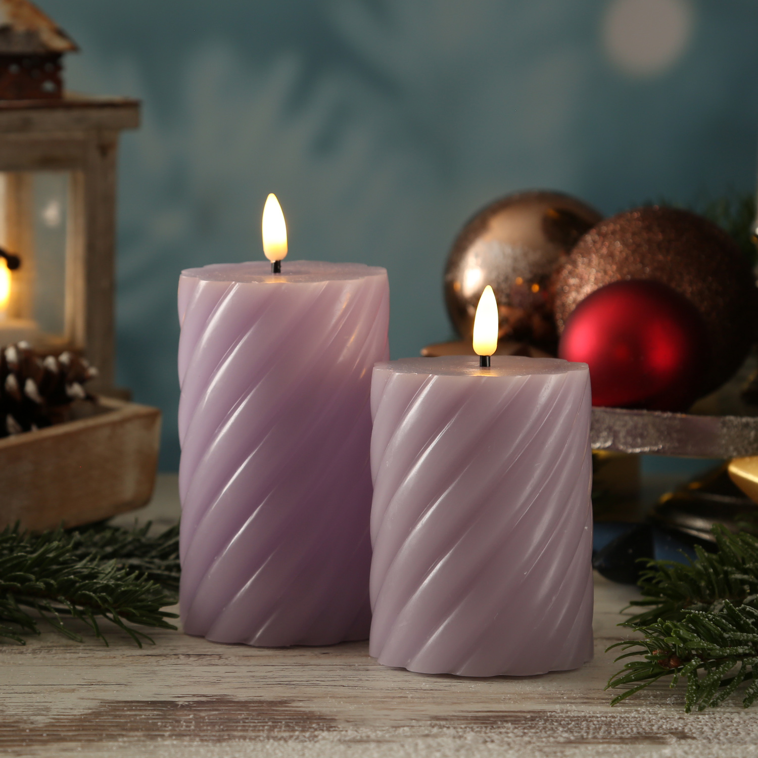 LED Stumpenkerze SWIRL - Echtwachs - warmweiße 3D Flamme - H: 12,5cm - Batterie - Timer - flieder LED Stumpenkerze SWIRL - Echtwachs - warmweiße 3D Flamme - H: 12,5cm - Batterie - Timer - flieder