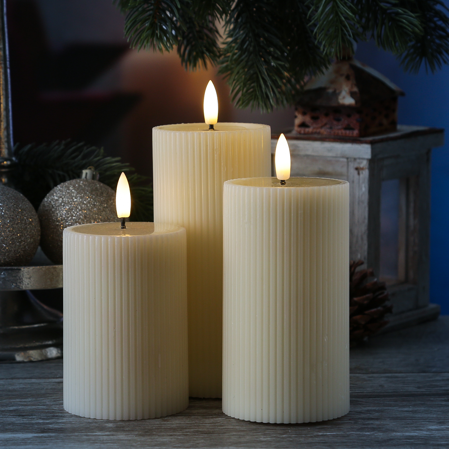 LED Kerze LIV - gerillt - Echtwachs - warmweiße 3D Flamme - H: 15,5cm - D: 7cm - Timer - creme