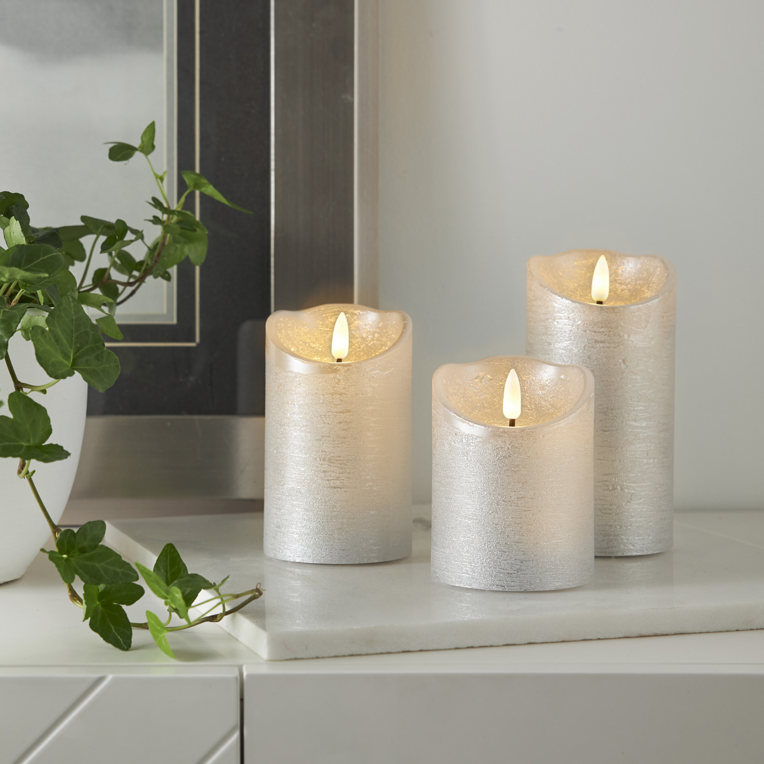 LED Stumpenkerze RUSTIC - Echtwachs - warmweiße 3D Flamme - H: 12,5cm - Batterie - Timer - silber LED Stumpenkerze RUSTIC - Echtwachs - warmweiße 3D Flamme - H: 12,5cm - Batterie - Timer - silber