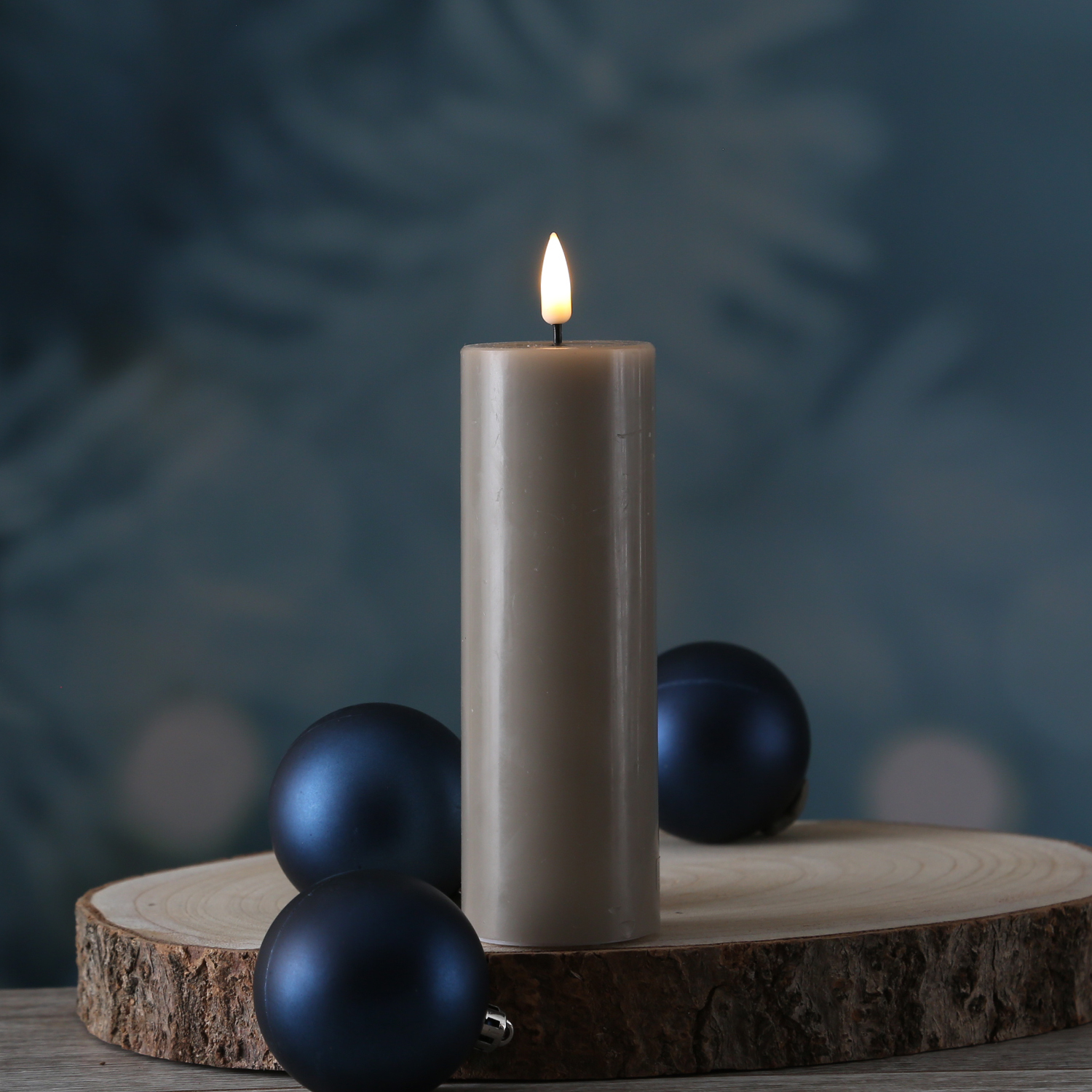 LED Stumpenkerze MIA - Echtwachs - realistische 3D Flamme - H: 15cm - D: 5cm - sand/taupe LED Stumpenkerze MIA - Echtwachs - realistische 3D Flamme - H: 15cm - D: 5cm - sand/taupe