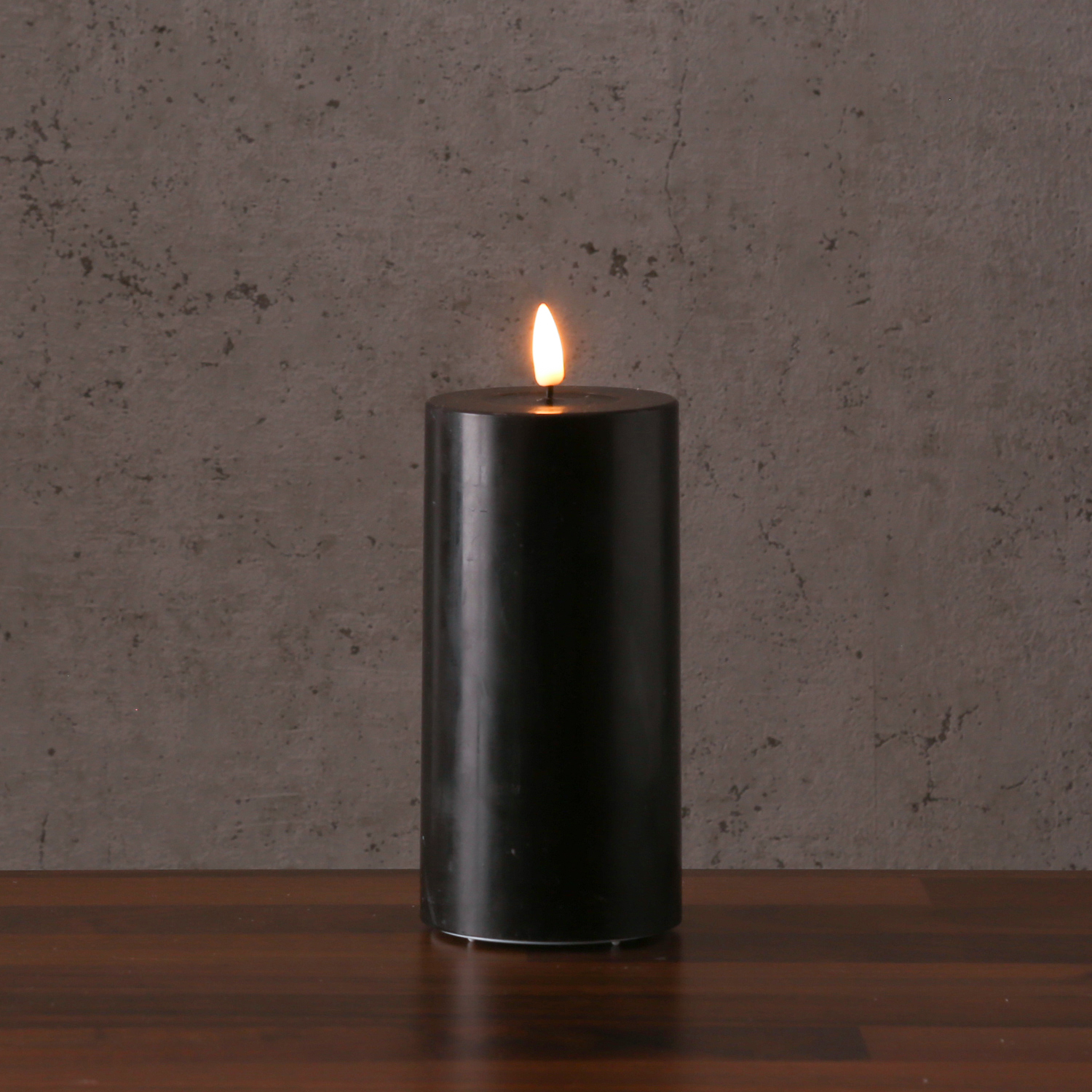 LED Stumpenkerze MIA - Echtwachs - realistische 3D Flamme - H: 20cm - Batteriebetrieb - schwarz LED Stumpenkerze MIA - Echtwachs - realistische 3D Flamme - H: 20cm - Batteriebetrieb - schwarz