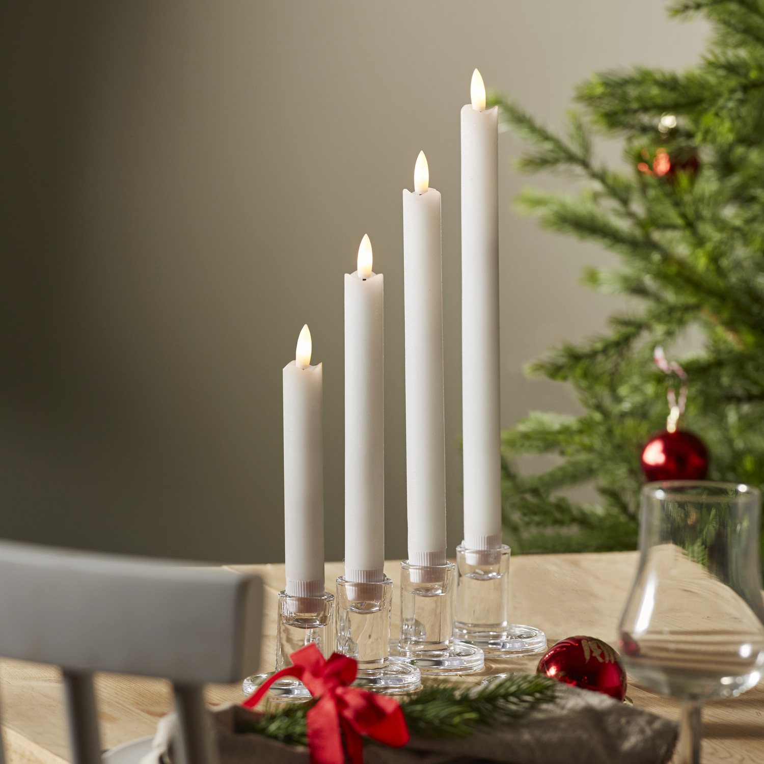 LED Stabkerzen Flamme - Echtwachs - flackernde warmweiße LED - 4 Größen - Timer - weiß - 4er Set LED Stabkerzen Flamme - Echtwachs - flackernde warmweiße LED - 4 Größen - Timer - weiß - 4er Set