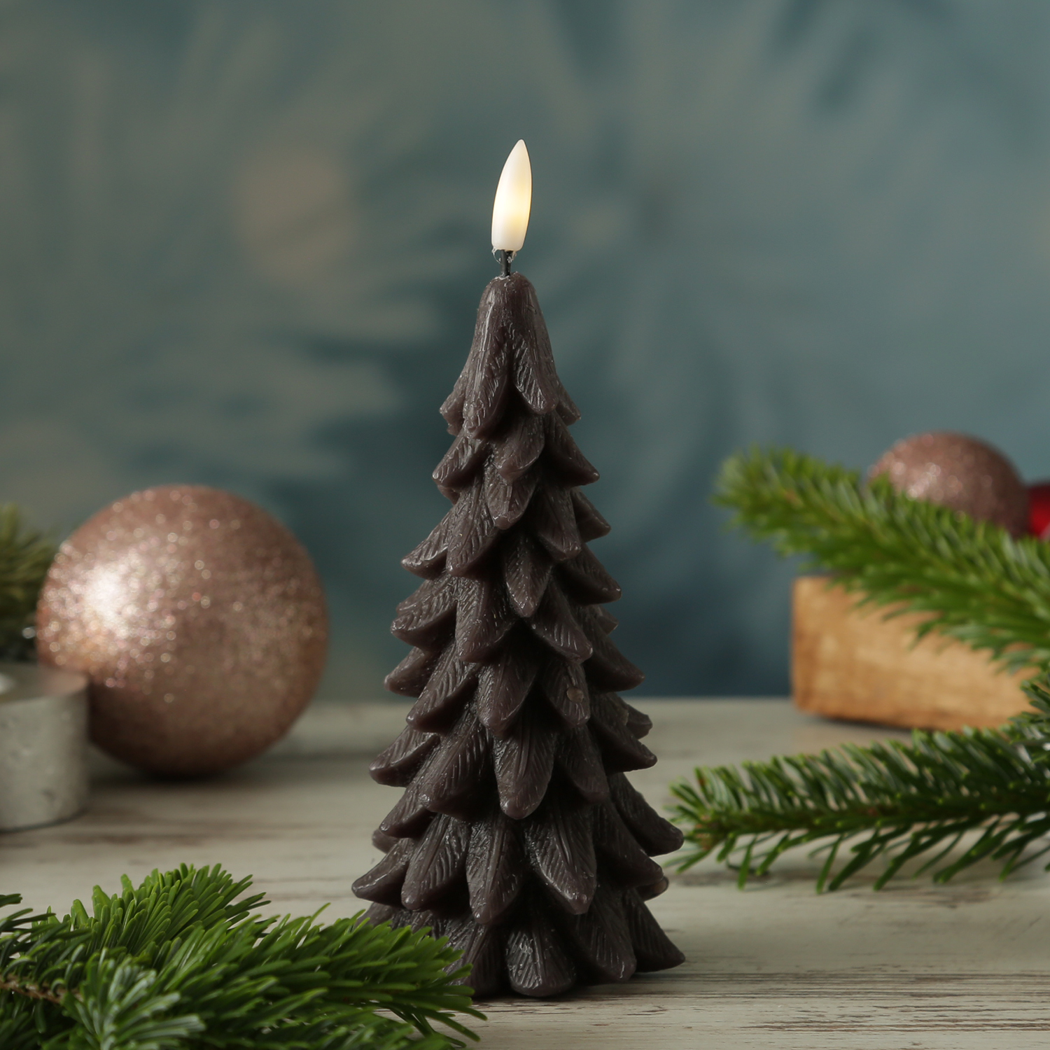 LED Kerze Tannenbaum - Echtwachs - 3D Flamme - H: 19cm - Timer - grau LED Kerze Tannenbaum - Echtwachs - 3D Flamme - H: 19cm - Timer - grau