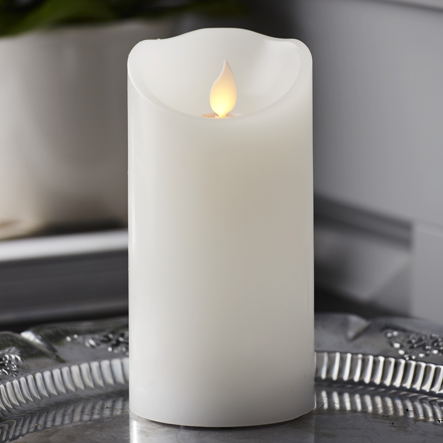 LED Stumpenkerze TWINKLE - bewegte, warmweiße LED Flamme - H: 15cm, D: 7,5cm - Timer - weiß LED Stumpenkerze TWINKLE - bewegte, warmweiße LED Flamme - H: 15cm, D: 7,5cm - Timer - weiß
