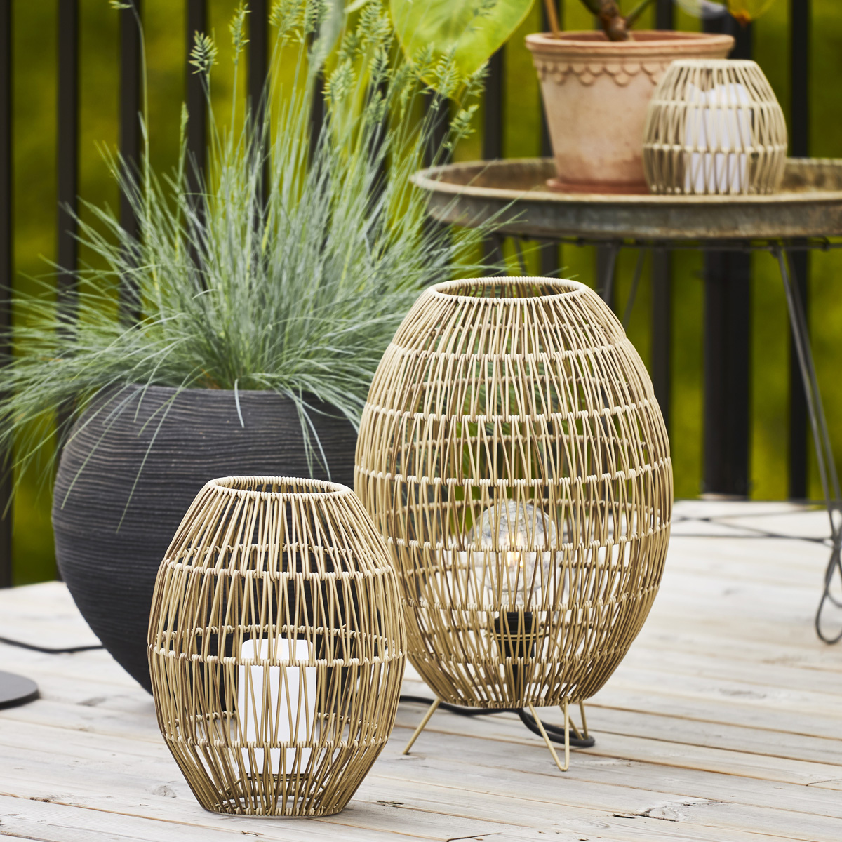 LED Stumpenkerze "Flamme" - Kunststoff - warmweiße 3D Flamme - H: 15cm - Timer - outdoor - weiß LED Stumpenkerze "Flamme" - Kunststoff - warmweiße 3D Flamme - H: 15cm - Timer - outdoor - weiß