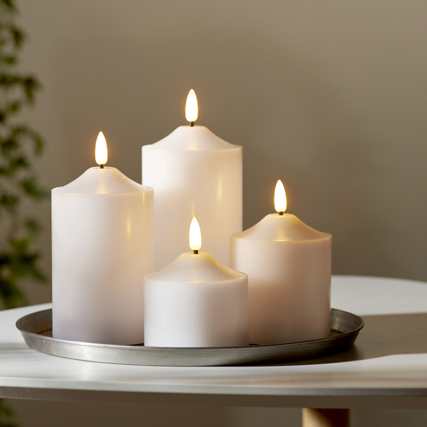 LED Stumpenkerze Flamme - Echtwachs - warmweiße 3D Flamme - H: 17cm - Batterie - Timer - weiß LED Stumpenkerze Flamme - Echtwachs - warmweiße 3D Flamme - H: 17cm - Batterie - Timer - weiß