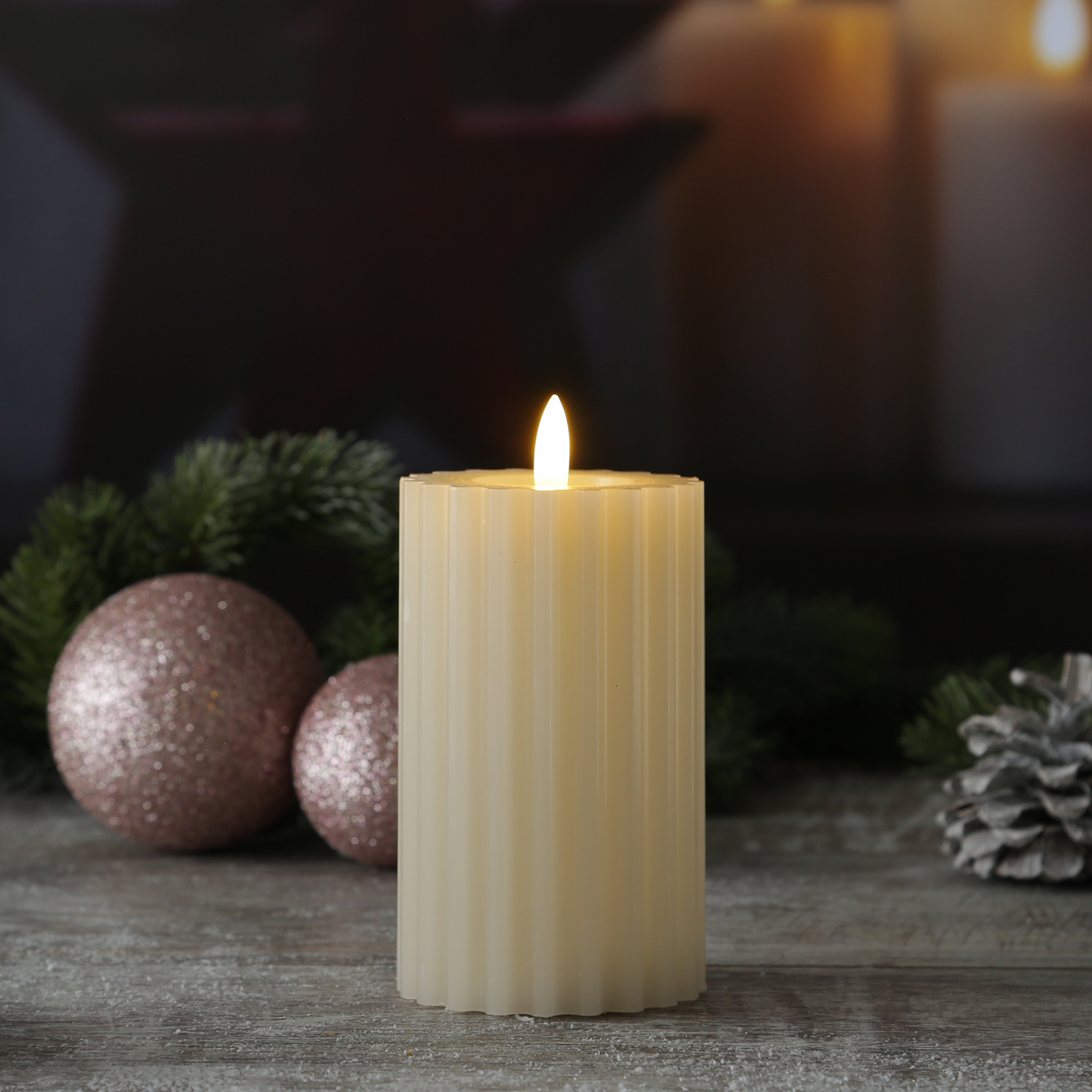 LED Kerze LIV - gerillt - Echtwachs - warmweisse 3D Flamme - H- 14-5cm - D- 7-5cm - Timer - creme LED Kerze LIV - gerillt - Echtwachs - warmweisse 3D Flamme - H- 14-5cm - D- 7-5cm - Timer - creme