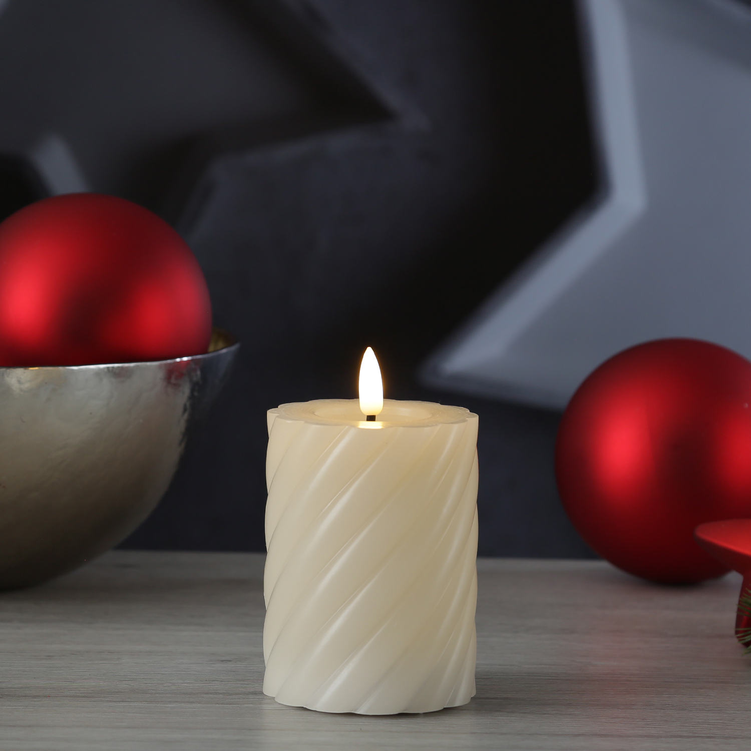 LED Stumpenkerze TWIST - Echtwachs - warmweiße 3D Flamme - H: 12,5cm - Batterie - Timer - creme