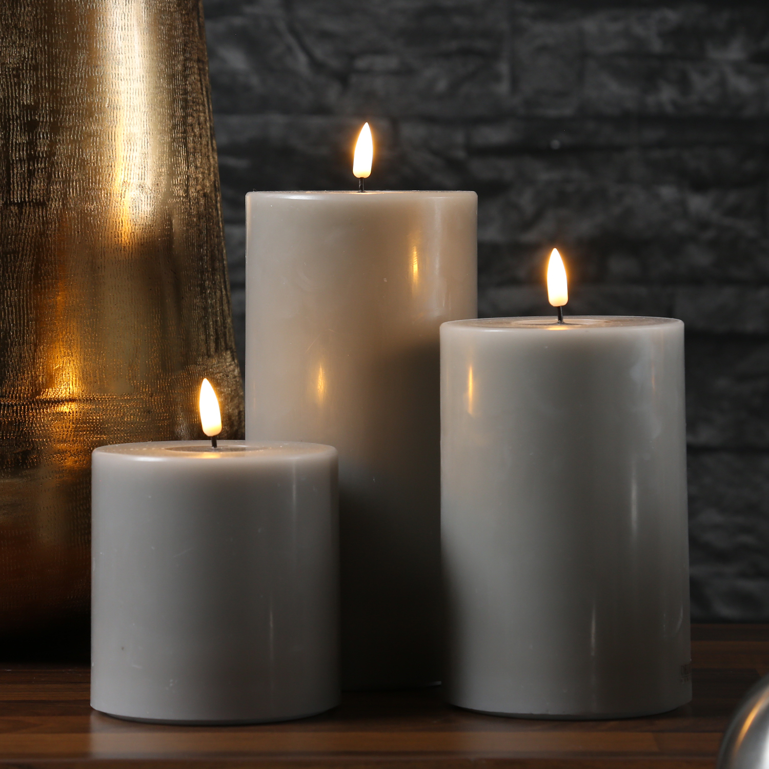 LED Stumpenkerze MIA - Echtwachs - realistische 3D Flamme - H: 20cm - D: 10cm - sand/taupe LED Stumpenkerze MIA - Echtwachs - realistische 3D Flamme - H: 20cm - D: 10cm - sand/taupe