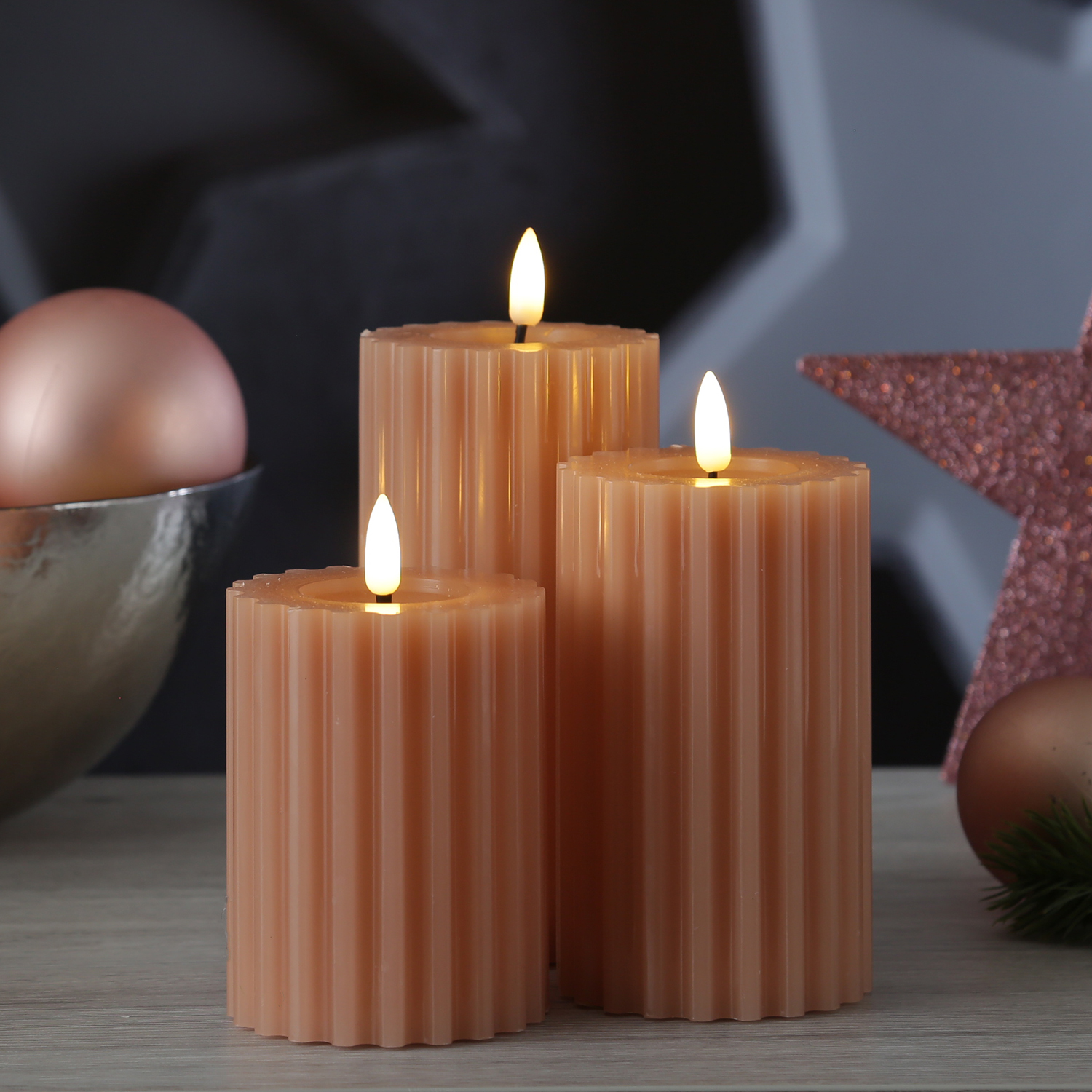 LED Kerze LIV - gerillt - Echtwachs - warmweiße 3D Flamme - H: 12cm - D: 7,5cm - Timer - altrosa LED Kerze LIV - gerillt - Echtwachs - warmweiße 3D Flamme - H: 12cm - D: 7,5cm - Timer - altrosa