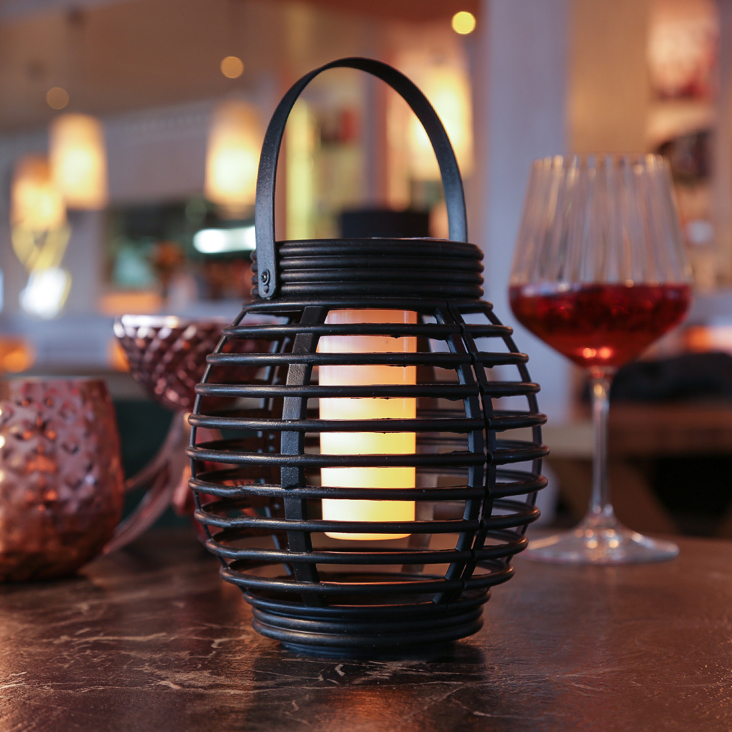 LED Solar Laterne ROTANG - Flammeneffekt - gelbe LED - H: 17cm - D: 14cm - Lichtsensor - schwarz LED Solar Laterne ROTANG - Flammeneffekt - gelbe LED - H: 17cm - D: 14cm - Lichtsensor - schwarz