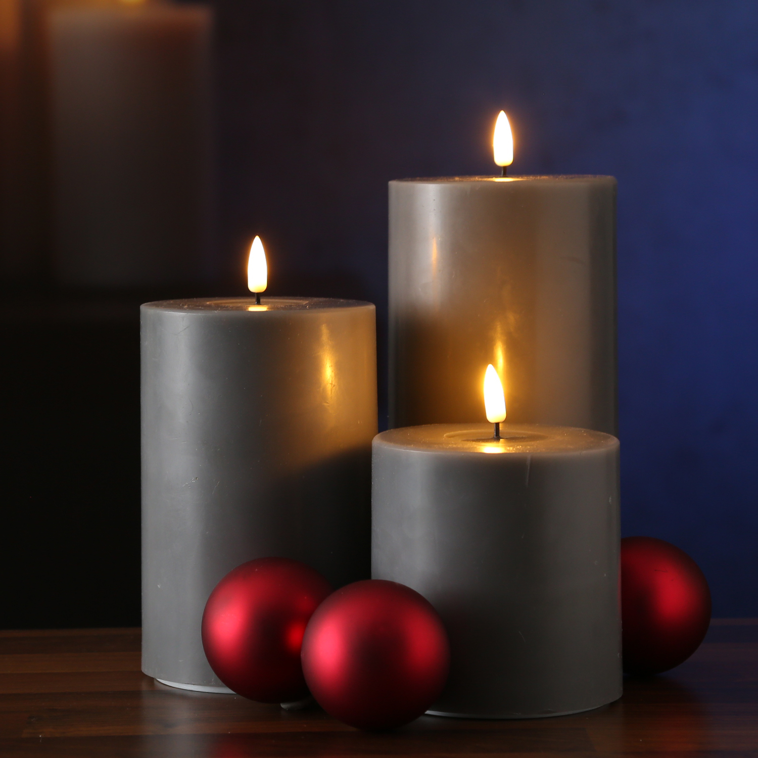 LED Stumpenkerze MIA - Echtwachs - realistische 3D Flamme - H: 15cm D:10cm - Batteriebetrieb - grau LED Stumpenkerze MIA - Echtwachs - realistische 3D Flamme - H: 15cm D:10cm - Batteriebetrieb - grau