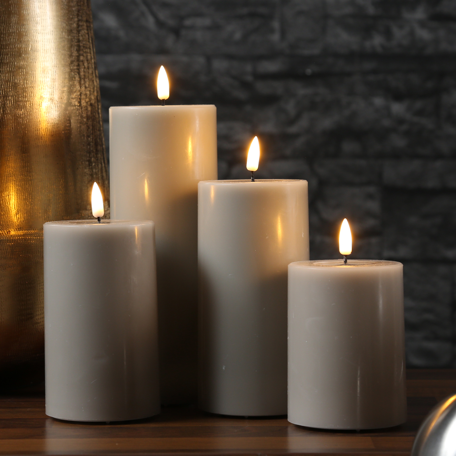 LED Stumpenkerze MIA - Echtwachs - realistische 3D Flamme - H: 10cm - D: 7,5cm - sand/taupe LED Stumpenkerze MIA - Echtwachs - realistische 3D Flamme - H: 10cm - D: 7,5cm - sand/taupe