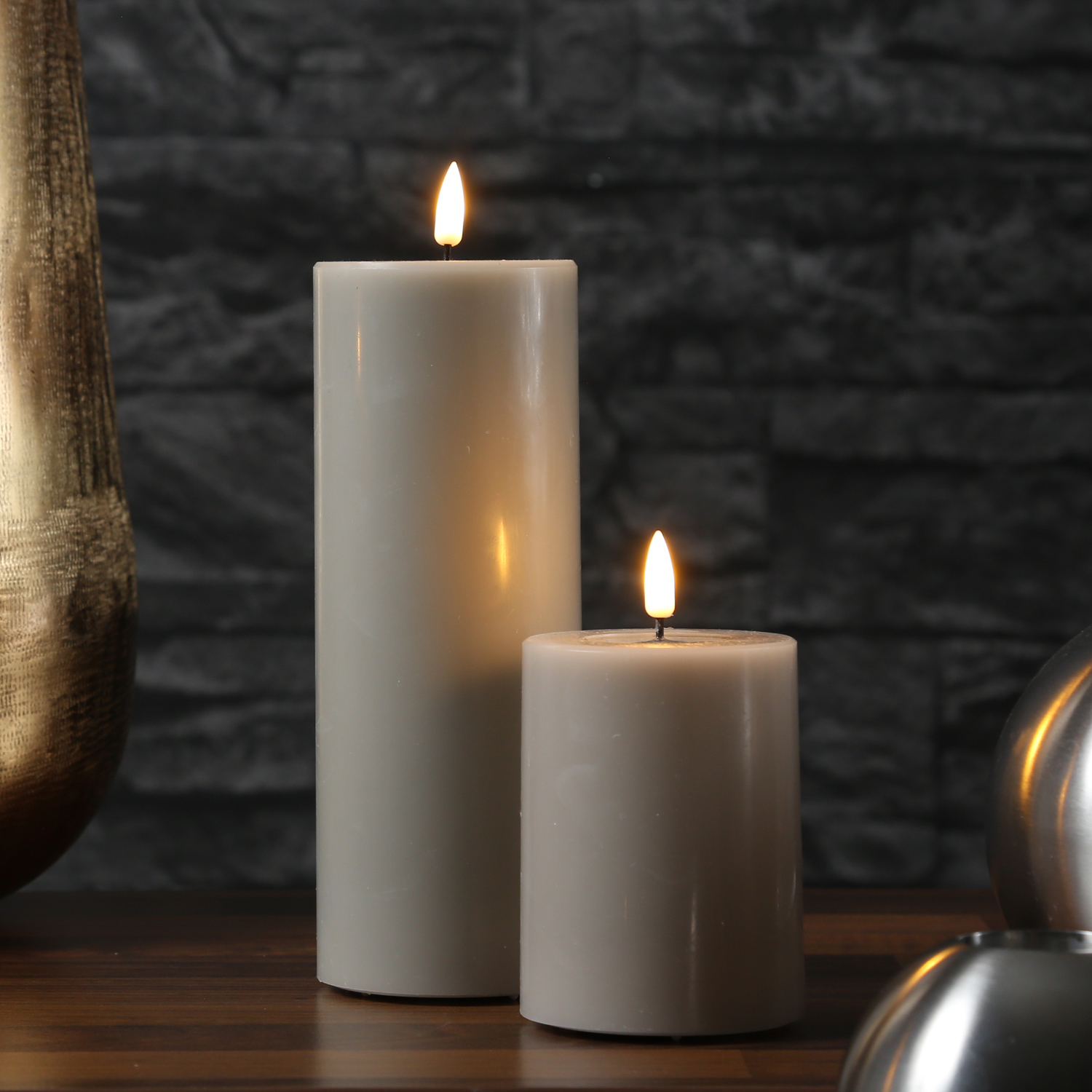 LED Stumpenkerze MIA - Echtwachs - realistische 3D Flamme - H 20cm - D 7-5cm - sand/taupe LED Stumpenkerze MIA - Echtwachs - realistische 3D Flamme - H 20cm - D 7-5cm - sand/taupe