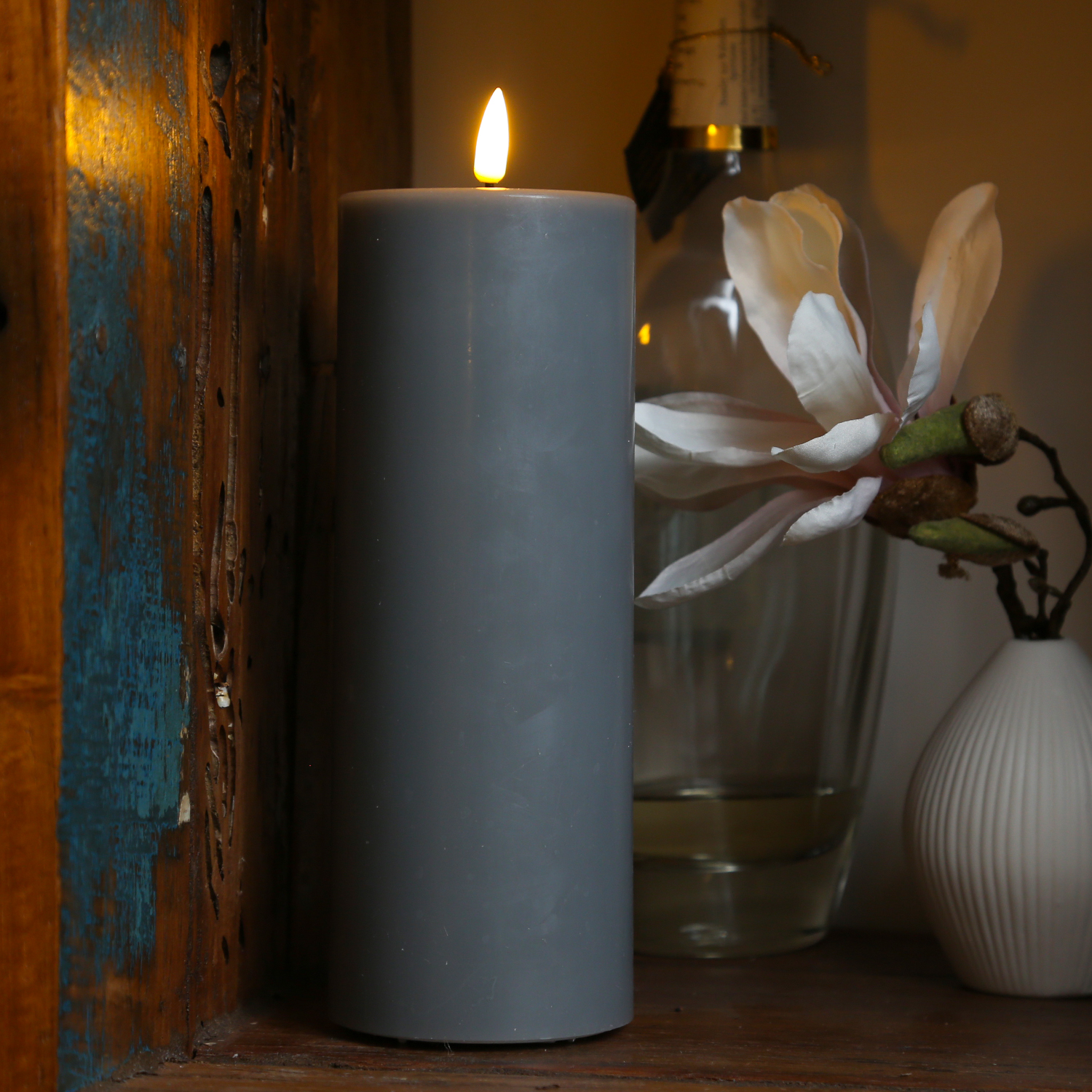 LED Stumpenkerze MIA - Echtwachs - realistische 3D Flamme - H: 20cm - Batteriebetrieb - grau LED Stumpenkerze MIA - Echtwachs - realistische 3D Flamme - H: 20cm - Batteriebetrieb - grau