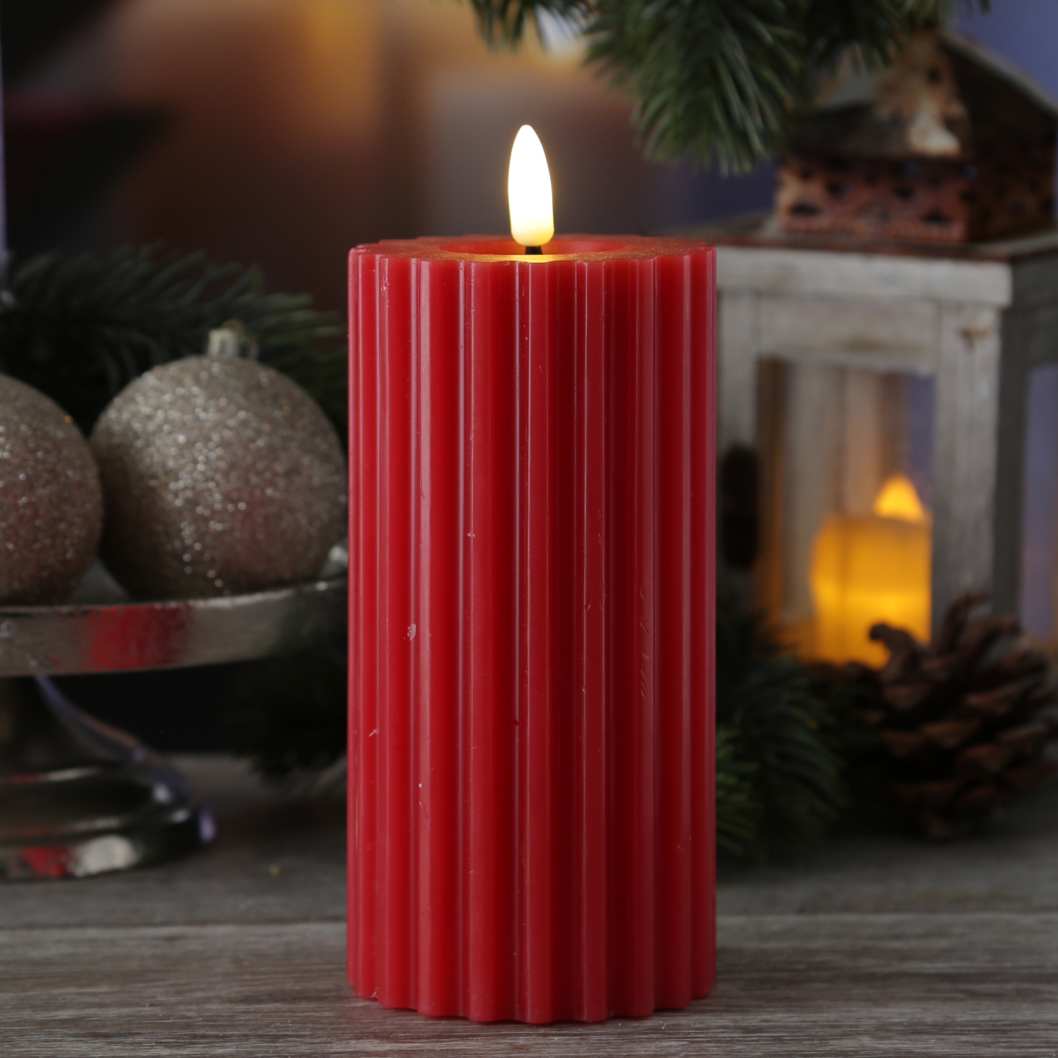 LED Kerze LIV - gerillt - Echtwachs - warmweiße 3D Flamme - H: 17,5cm - D: 7,5cm - Timer - rot LED Kerze LIV - gerillt - Echtwachs - warmweiße 3D Flamme - H: 17,5cm - D: 7,5cm - Timer - rot