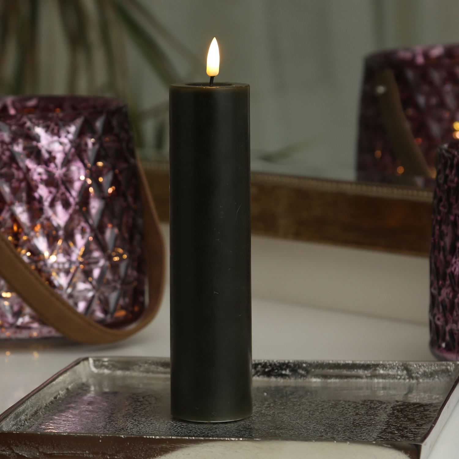 LED Stumpenkerze MIA - Echtwachs - realistische 3D Flamme - H: 20cm - D: 5cm - dunkelgrün LED Stumpenkerze MIA - Echtwachs - realistische 3D Flamme - H: 20cm - D: 5cm - dunkelgrün