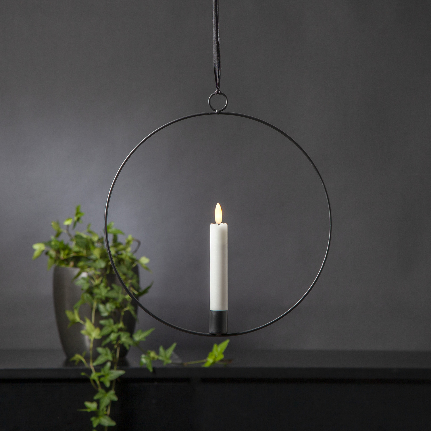 Dekoring mit LED Kerze Flamme - mit Aufhänger - D: 28,5cm - Timer - Batterie - schwarz Dekoring mit LED Kerze Flamme - mit Aufhänger - D: 28,5cm - Timer - Batterie - schwarz