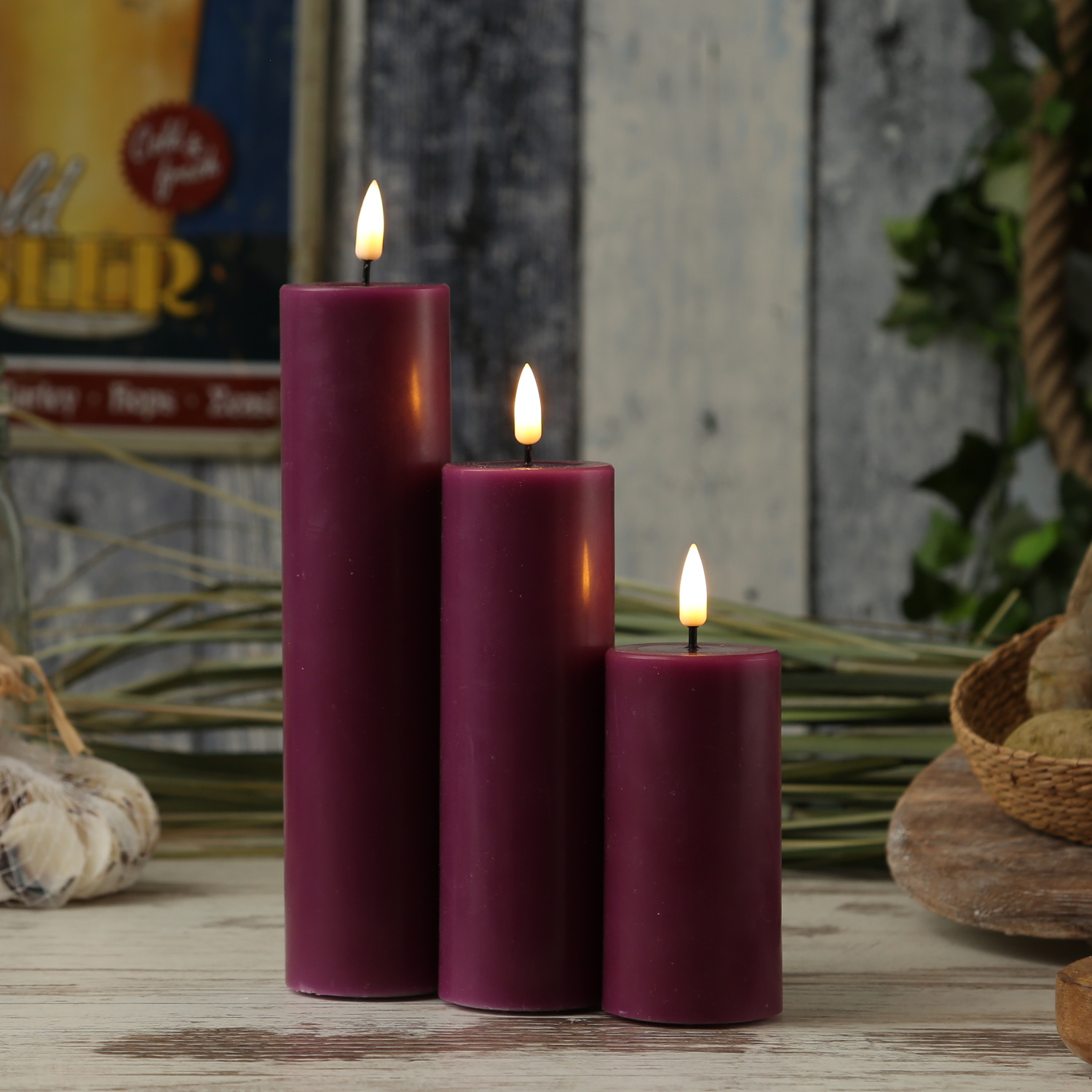 LED Stumpenkerze MIA - Echtwachs - realistische 3D Flamme - H: 10cm - D: 5cm - beere