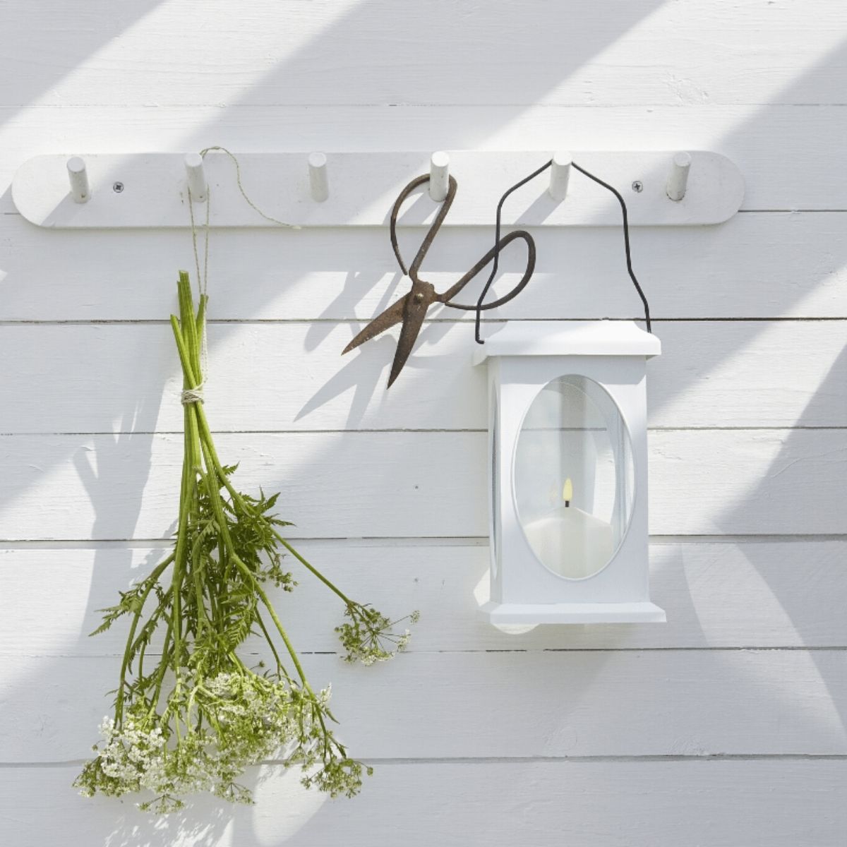 LED Laterne "Flamme" - inkl. LED Kerze - H: 23cm, D: 13,5cm - Batteriebetrieb - Timer - weiß LED Laterne "Flamme" - inkl. LED Kerze - H: 23cm, D: 13,5cm - Batteriebetrieb - Timer - weiß