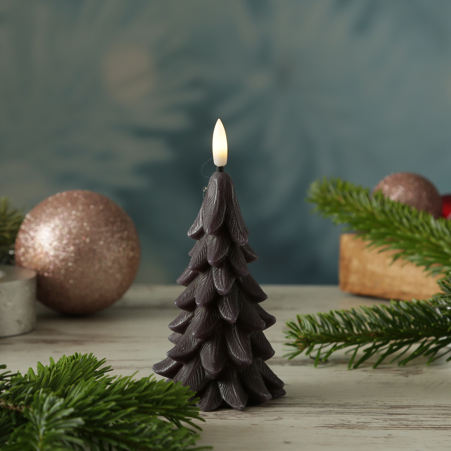 LED Kerze Tannenbaum - Echtwachs - 3D Flamme - inkl. Batterie - H: 16cm - Timer - grau LED Kerze Tannenbaum - Echtwachs - 3D Flamme - inkl. Batterie - H: 16cm - Timer - grau