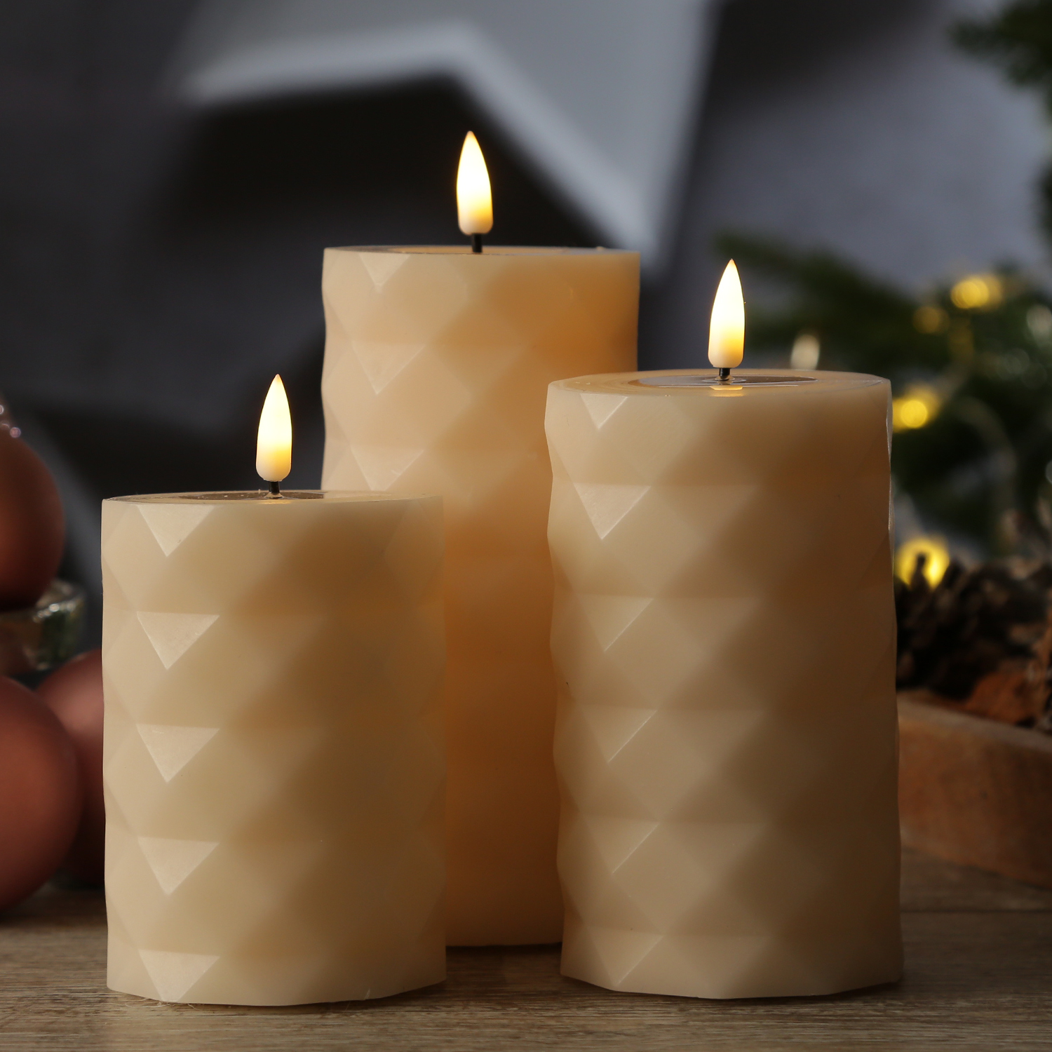 LED Stumpenkerze MIA - Rautenmuster - Echtwachs - 3D Flamme - H: 10cm - D: 7,5cm - creme LED Stumpenkerze MIA - Rautenmuster - Echtwachs - 3D Flamme - H: 10cm - D: 7,5cm - creme